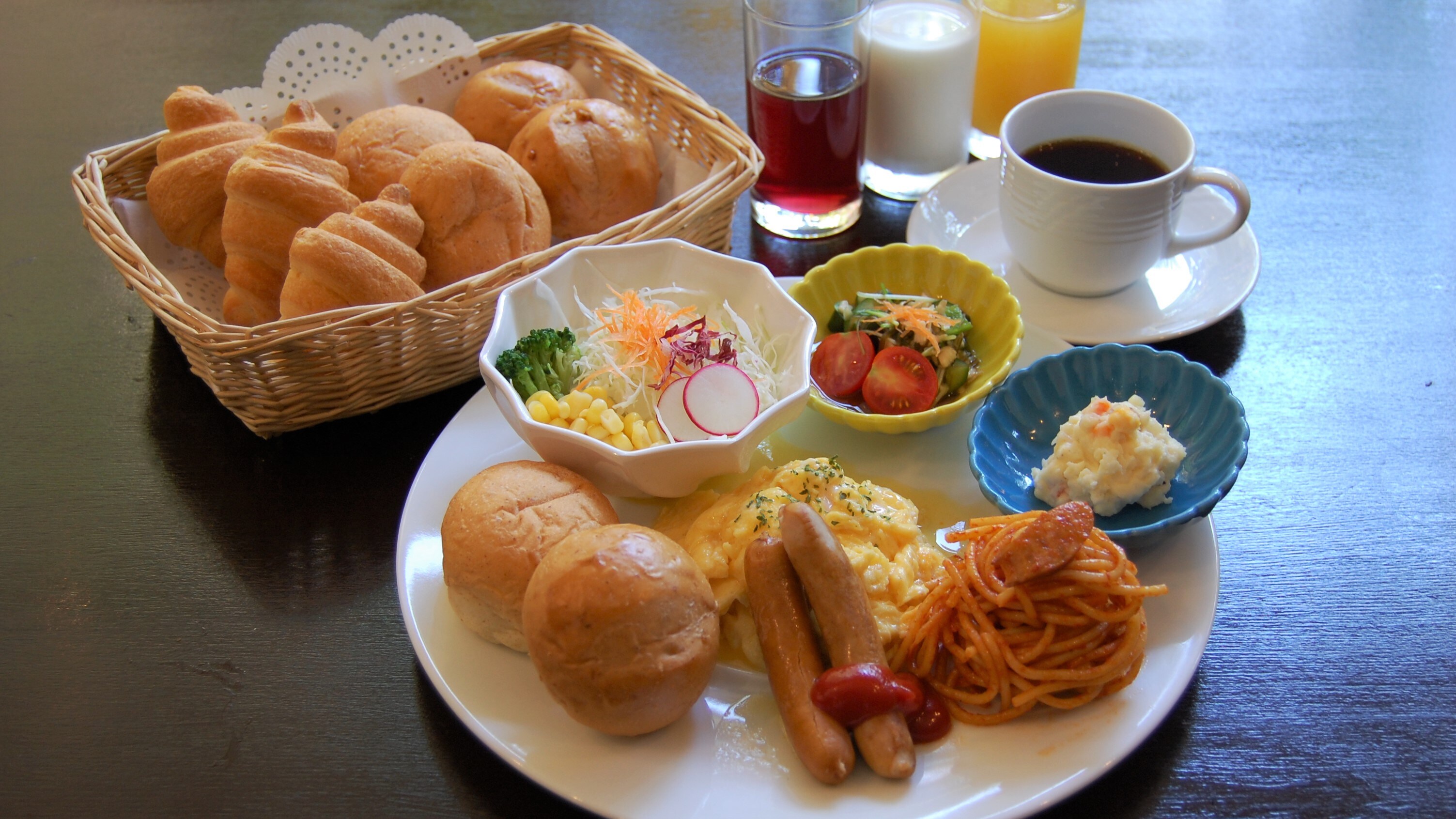 Breakfast buffet: Western-style presentation