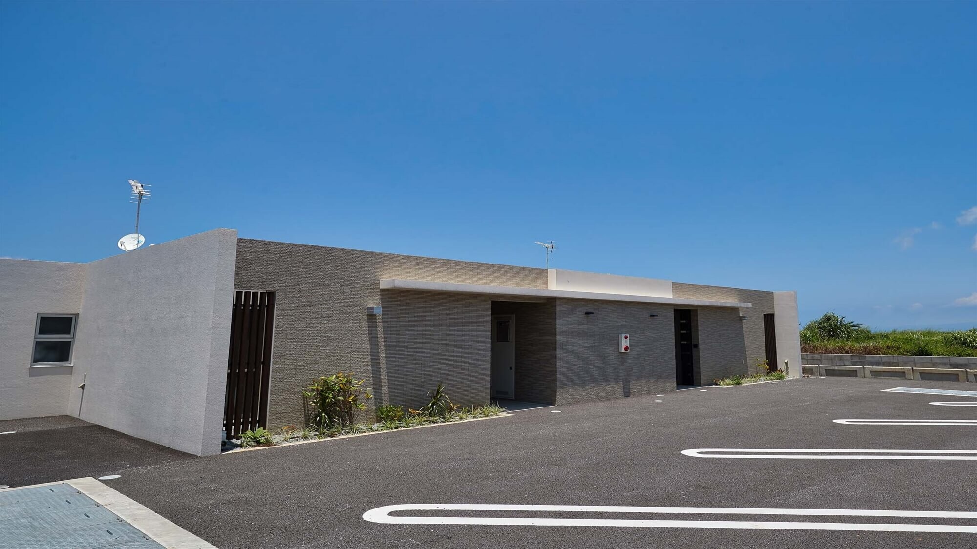 You can use the parking lot in front of the Yaya Tsuzumi facility.