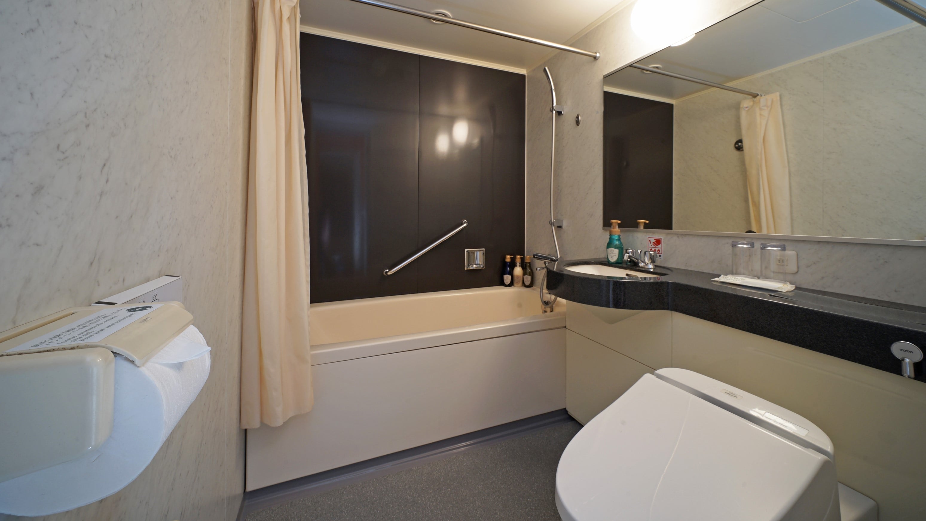 Superior Twin [Bathroom]
