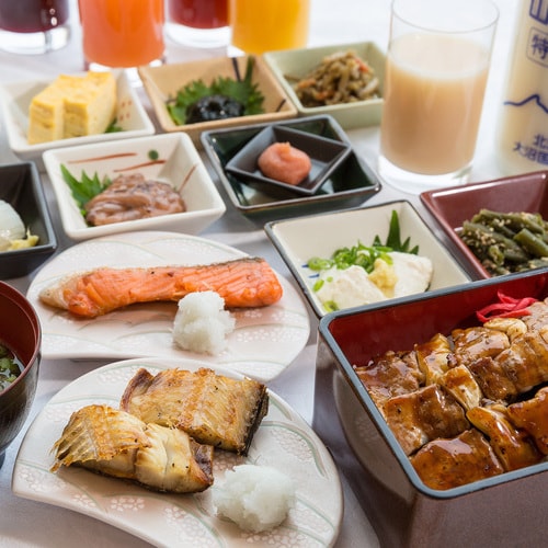 คุณสามารถเพลิดเพลินกับอาหารเช้าในขณะที่มองออกไปที่ท่าเรือฮาโกดาเตะ