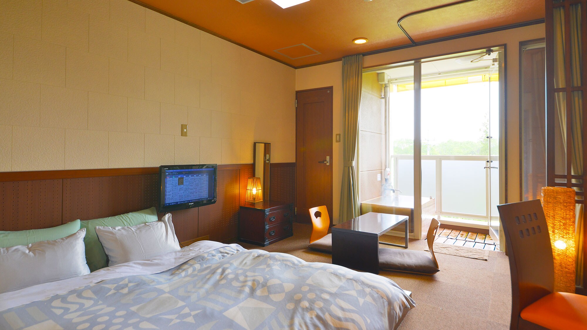 [Japanese-style double room] Our most popular room! A double futon is laid out on a raised platform.