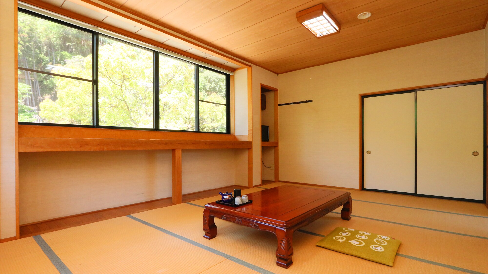 - Phòng theo phong cách Nhật Bản với 12 tấm chiếu tatami-