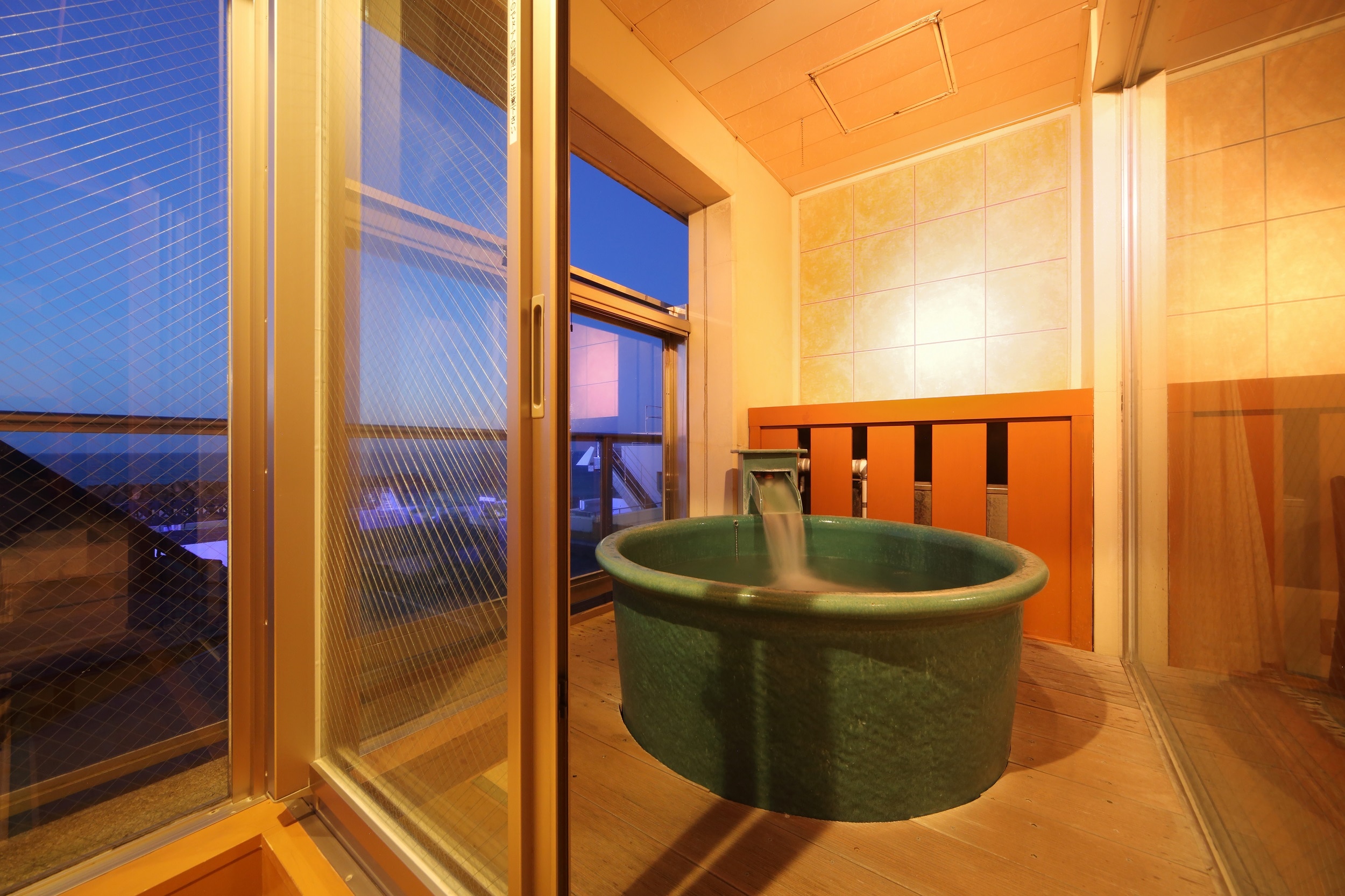 Japanese-style room with open-air bath overlooking the sea (open-air example)