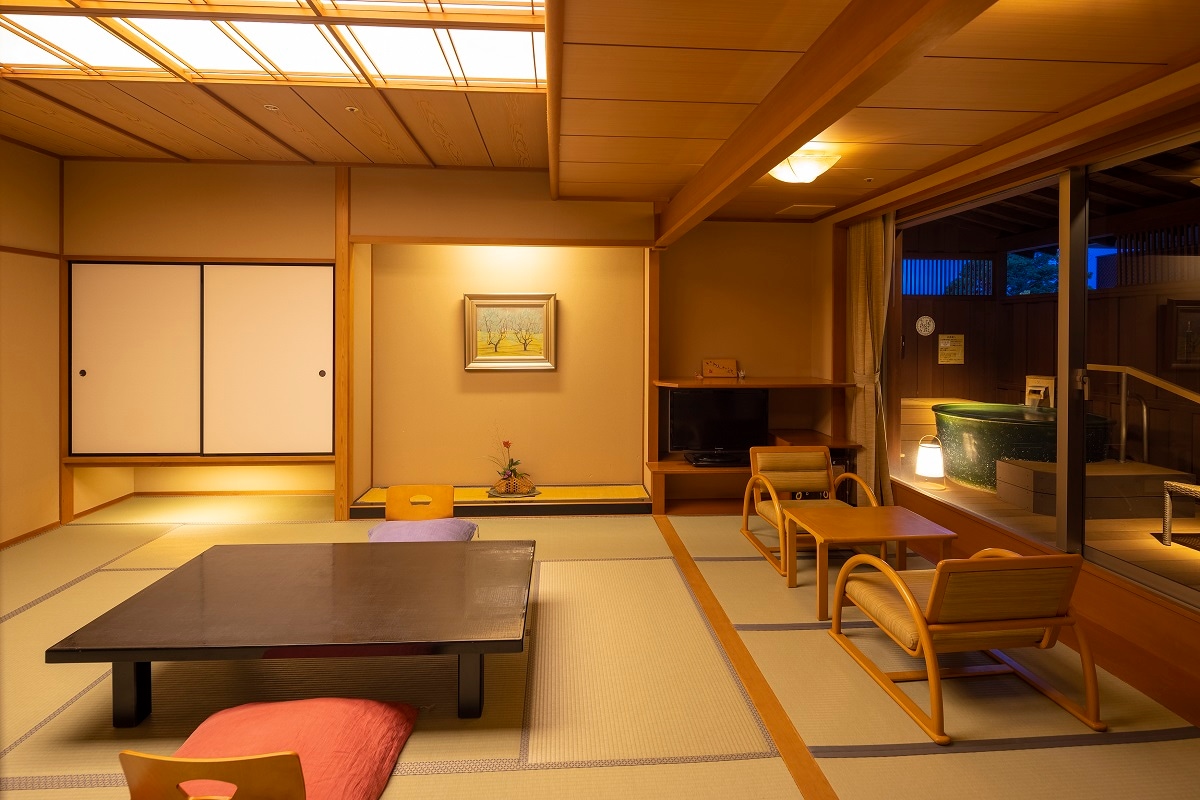 Kamar pemandian air panas Shirakumo-no-Yakata dengan pemandian terbuka