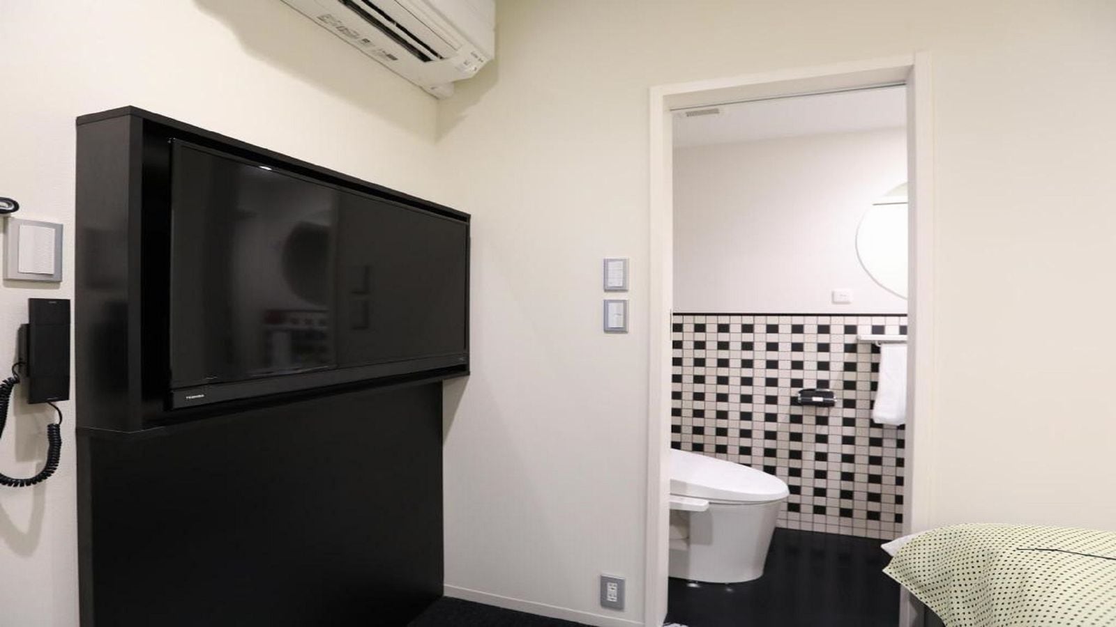 [Fasilitas kamar] Anda dapat menonton TV sambil bersantai di tempat tidur.