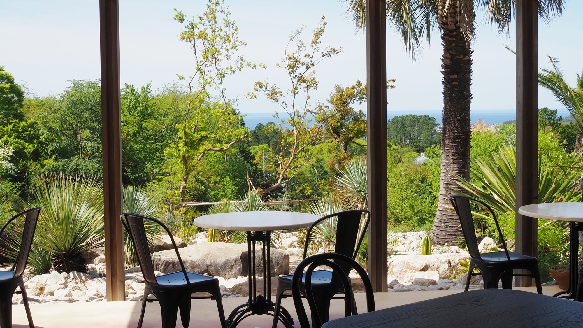 *[Nearby sightseeing/Monet's Garden] You can also see the Pacific Ocean from the elevated Bordighera Garden.