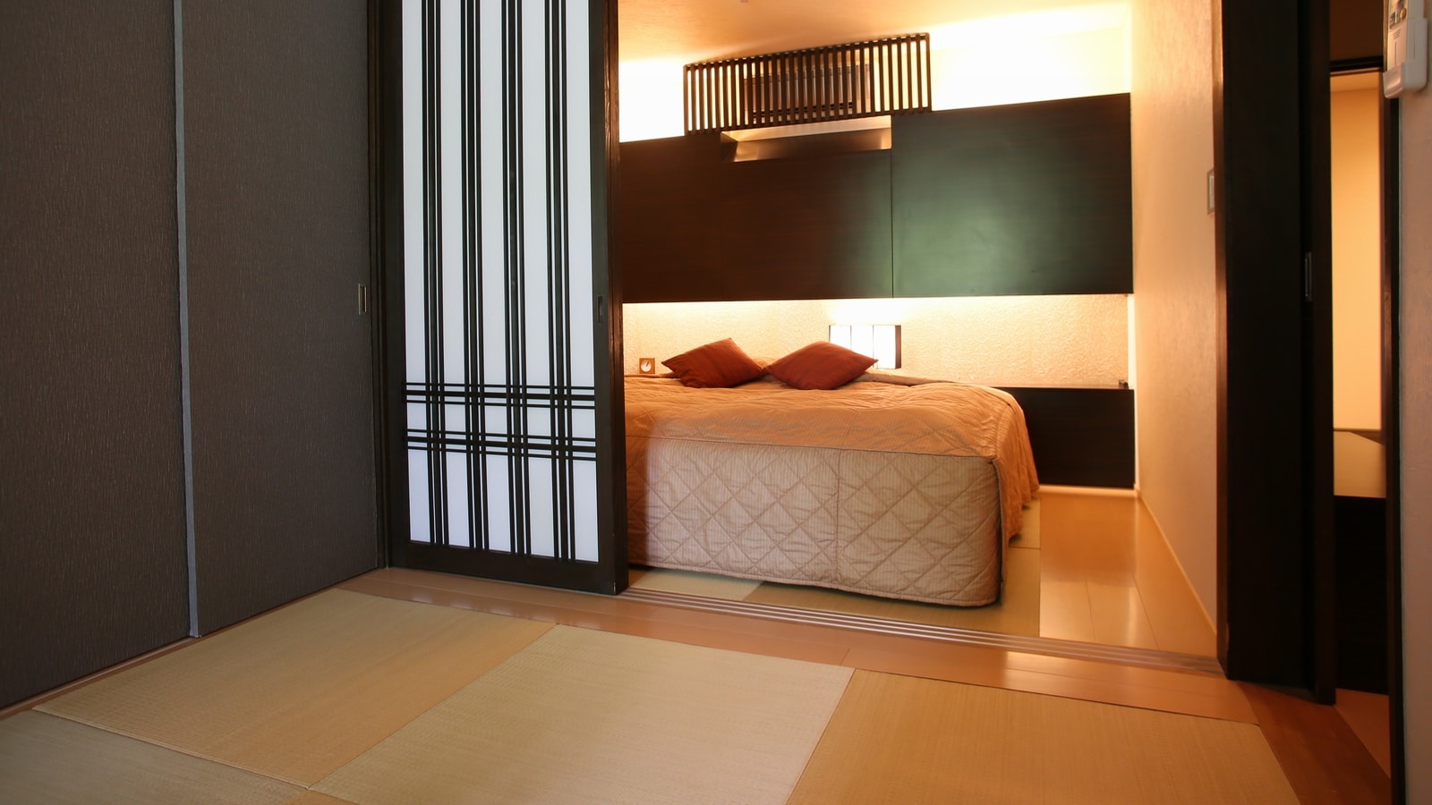 【新館日式和西式房間示例】雙床房的情況下，您可以將兩張床貼在牆上。