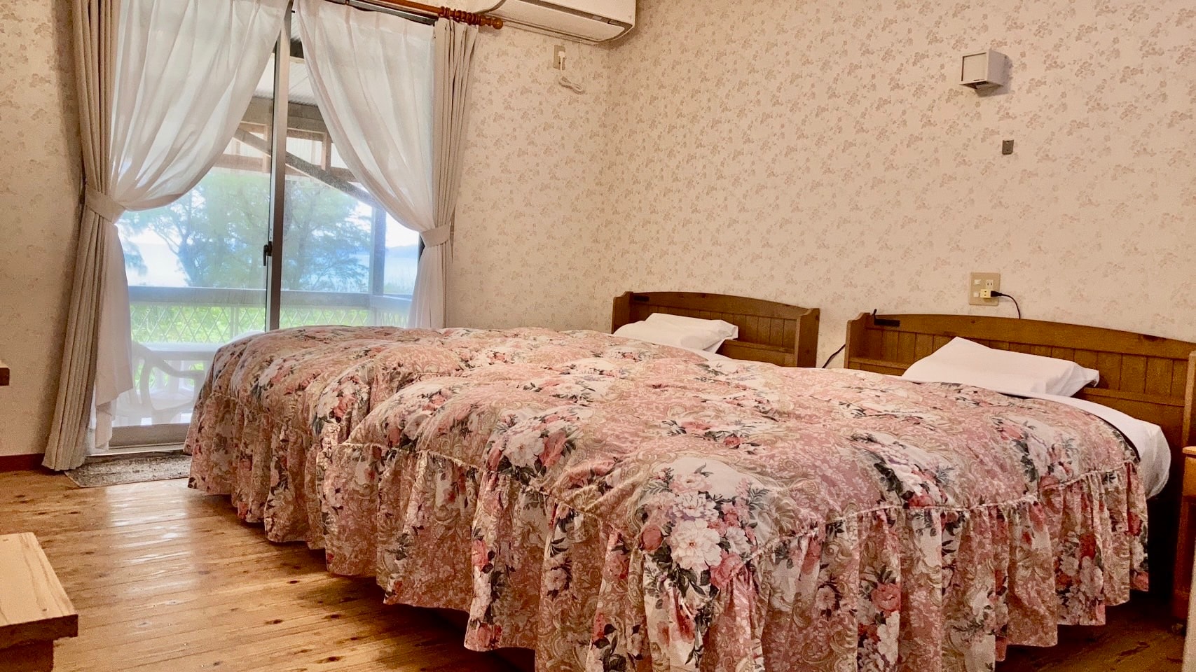 Twin room (2 semi-double beds)