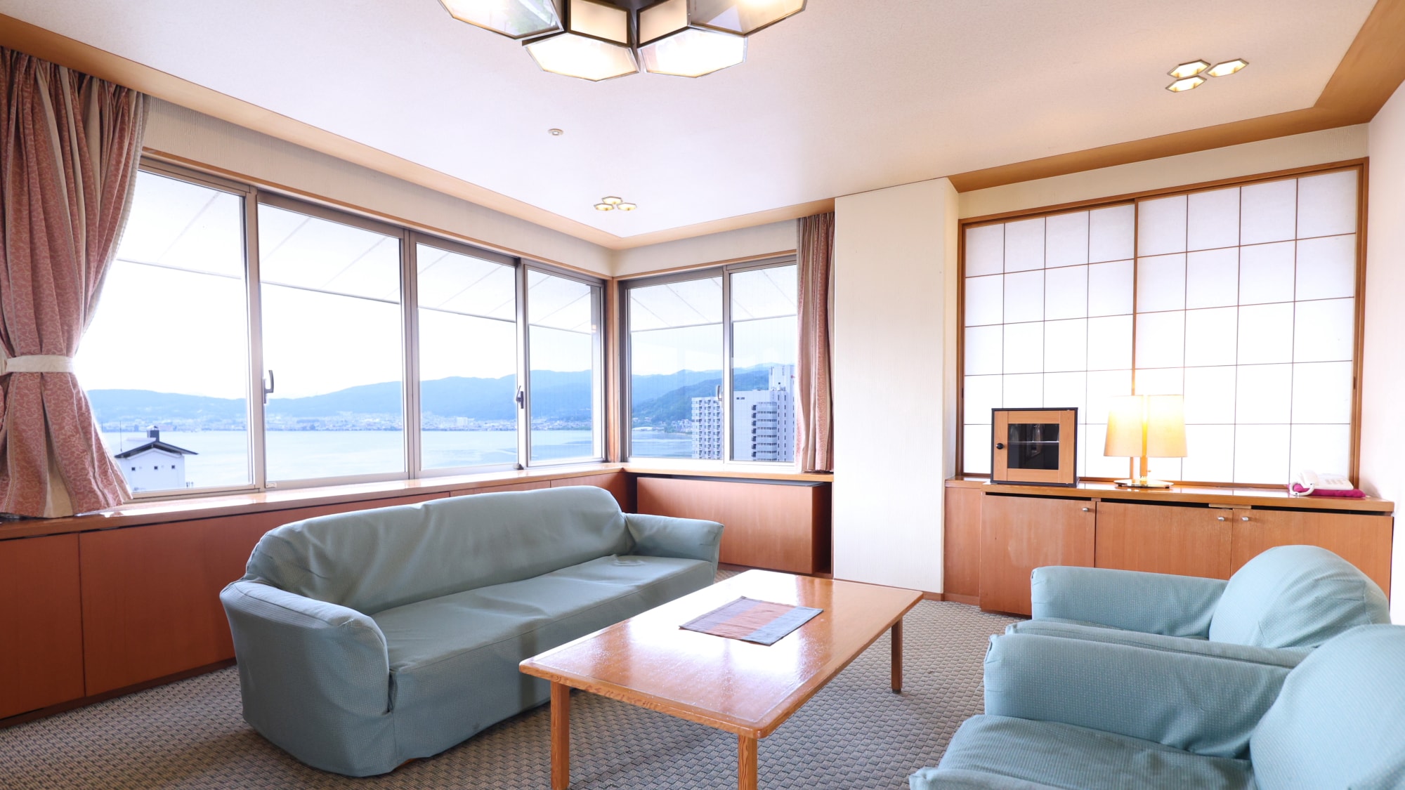[Tầm nhìn ra hồ Suwa/Phòng kiểu Nhật-Tây] Phòng khách + Phòng kiểu Nhật 12,5 chiếu tatami + 8 chiếu tatami / ~7 người