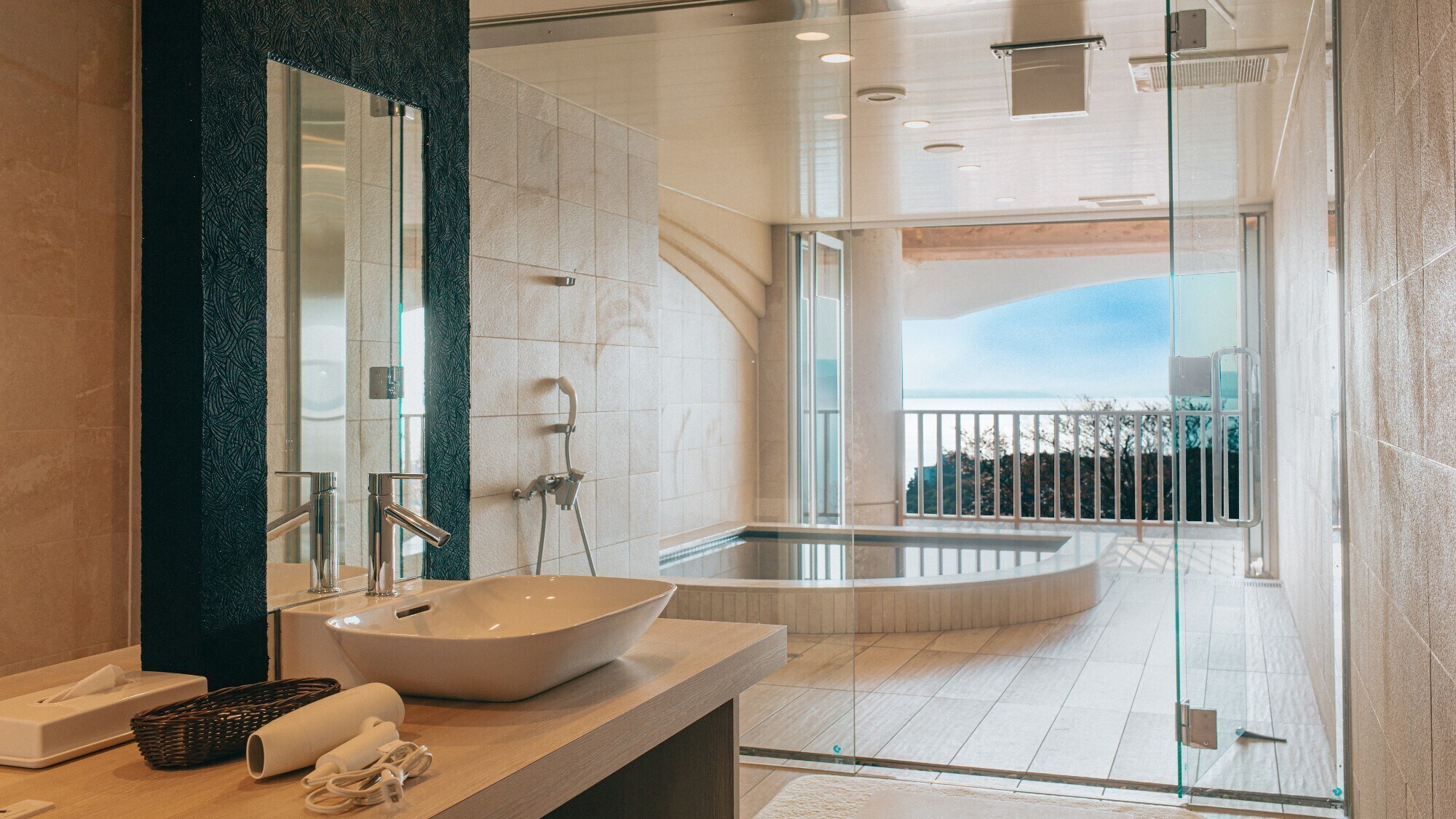Semi-open-air private bath "THE VAPOR" [Dressing room]