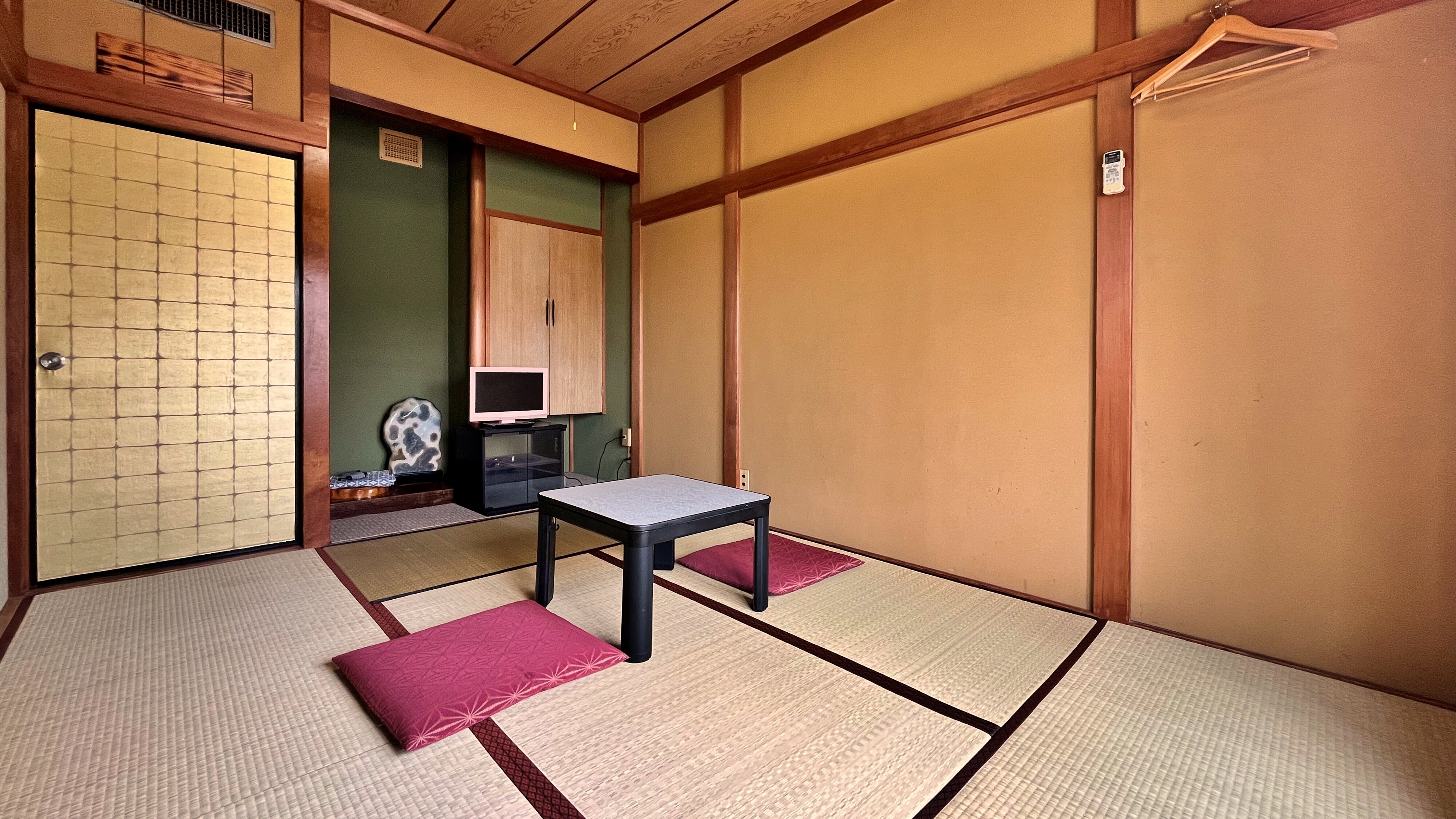 Bangunan utama, ruangan bergaya Jepang (6 tikar tatami) *