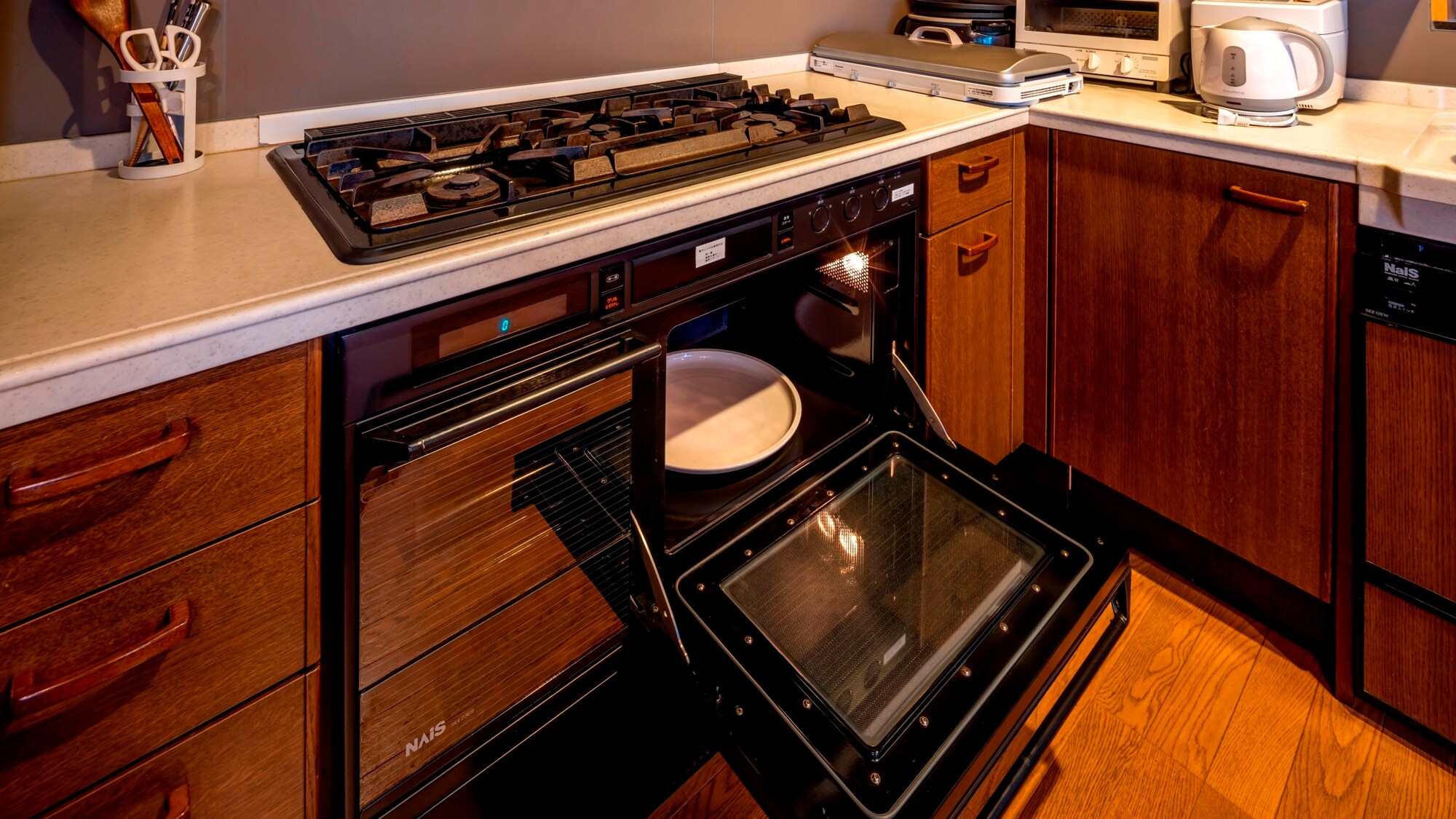 [2nd floor] A fully equipped kitchen with an oven range, electric pot, and other cooking utensils