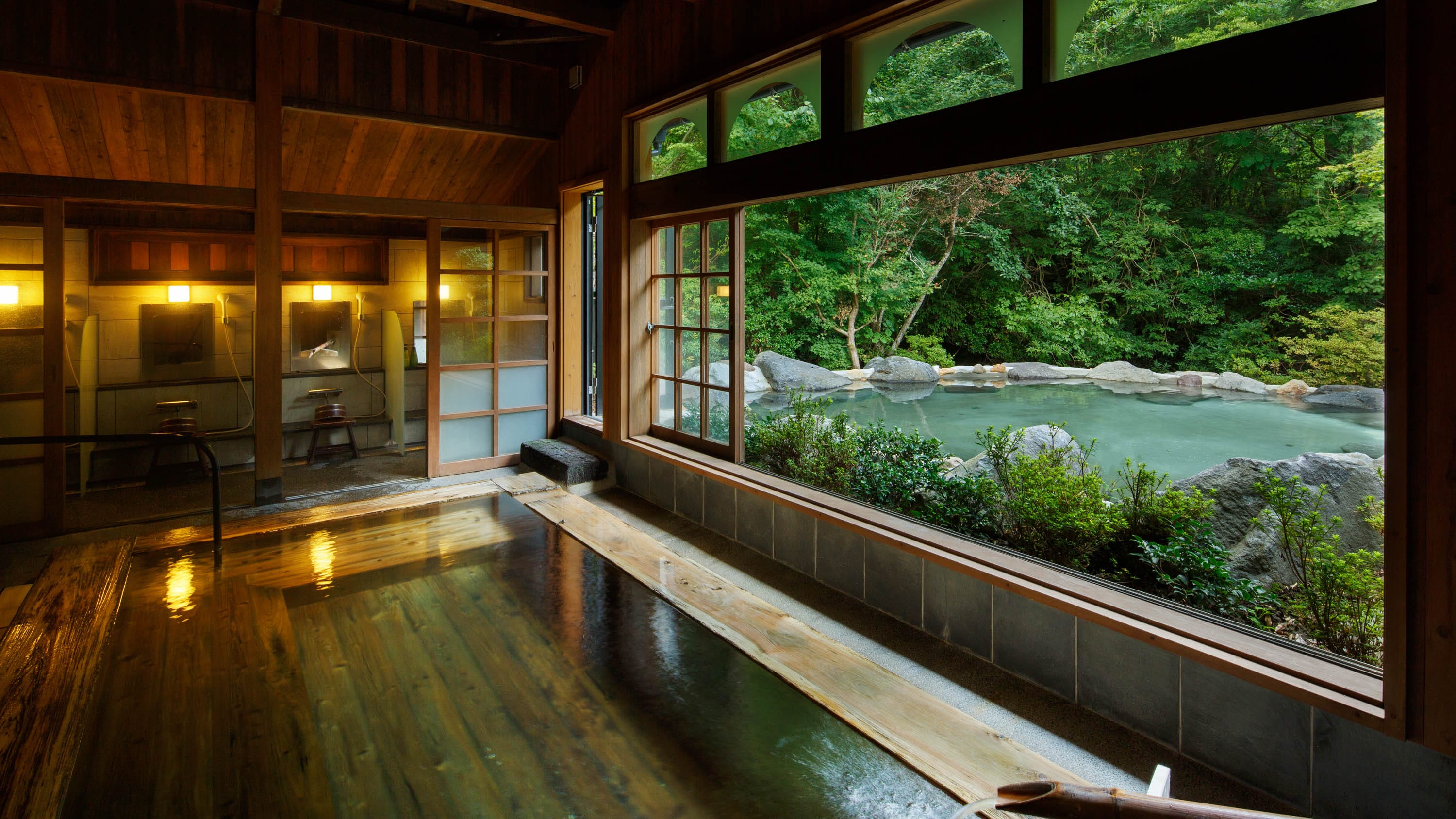 내부 목욕탕에서 바라보는 큰 창 밖에는 자연이 바로 옆에 숨쉬고 있습니다.