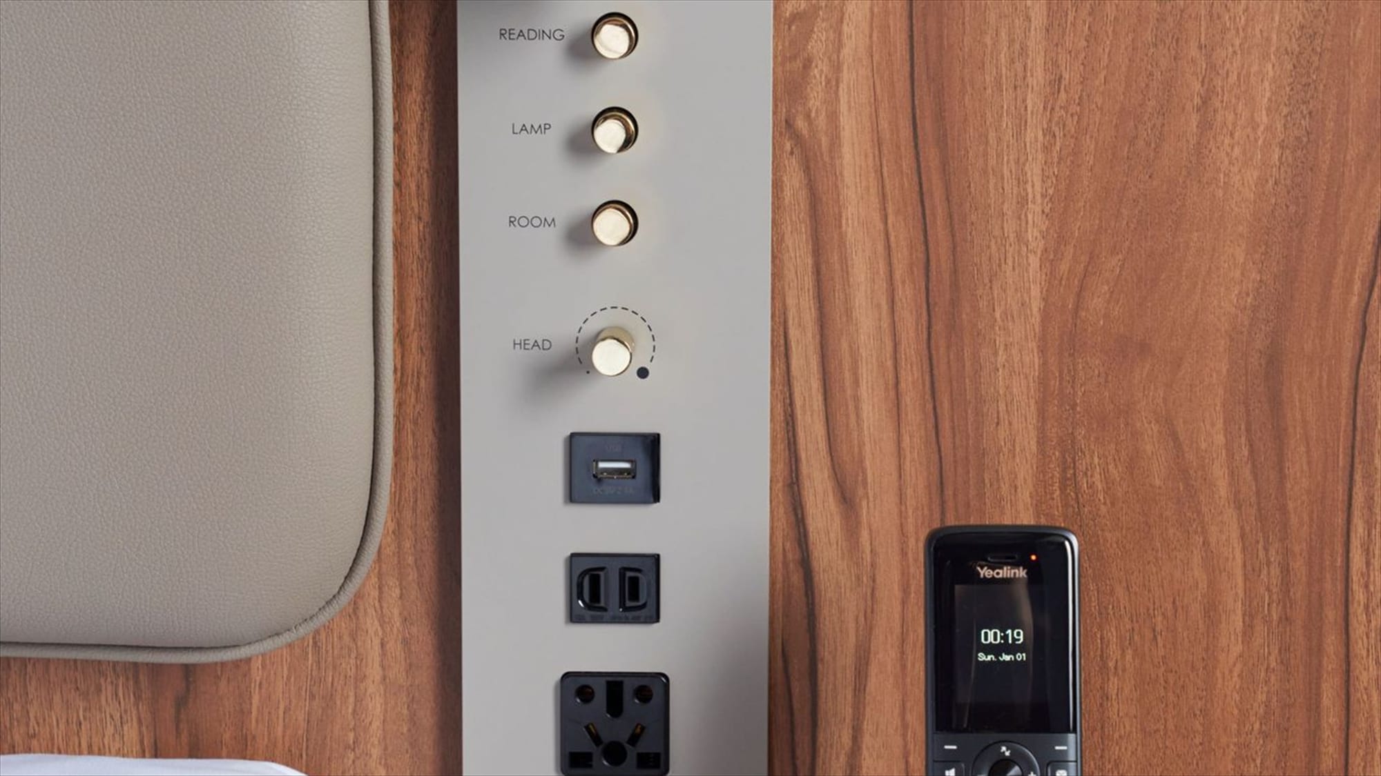 [Common room facilities] The night panel is also equipped with an outlet.