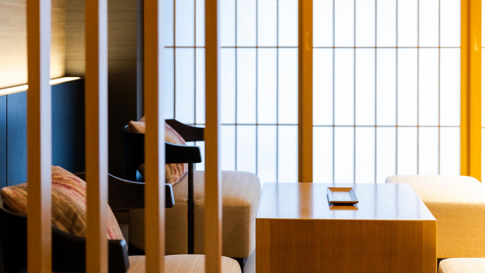 ◆West Wing Deluxe Room with Open-Air Bath (Japanese Style) | The latticework gently blocks the view, creating a space where everyone can relax.