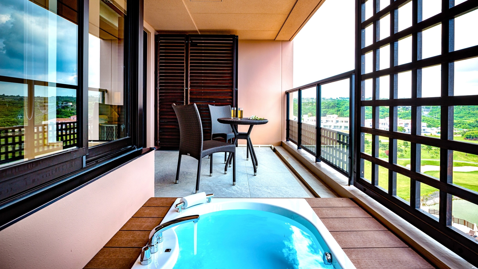 [Bayside/Deluxe Room] Includes a terrace jacuzzi and a bench sofa by the window.