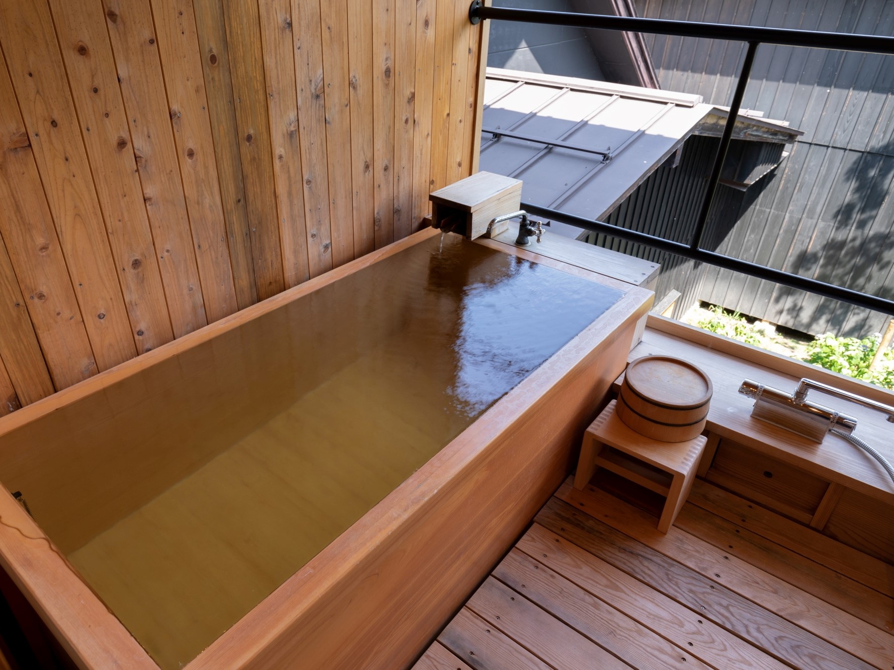 [KURA05] Japanese cypress open-air bath overlooking the garden