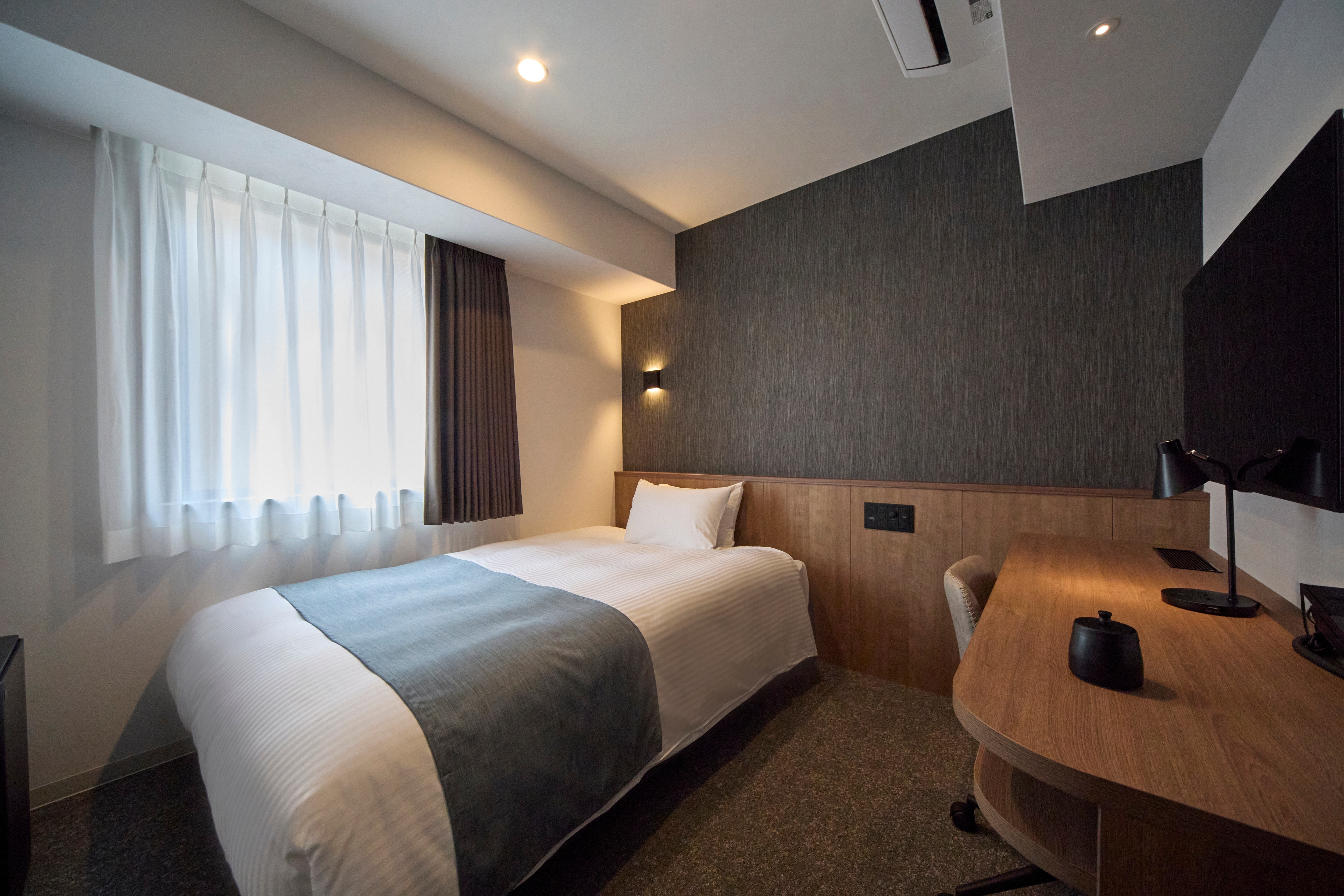 ◇Smoking◇Semi-double room｜13㎡｜Simmons bed width 120cm