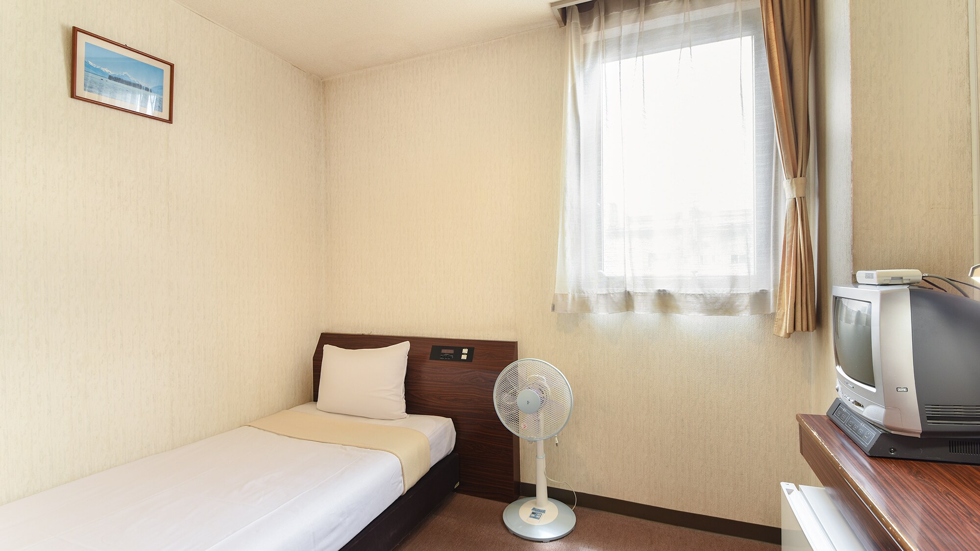 *[Non-smoking single room/(no air conditioning)]