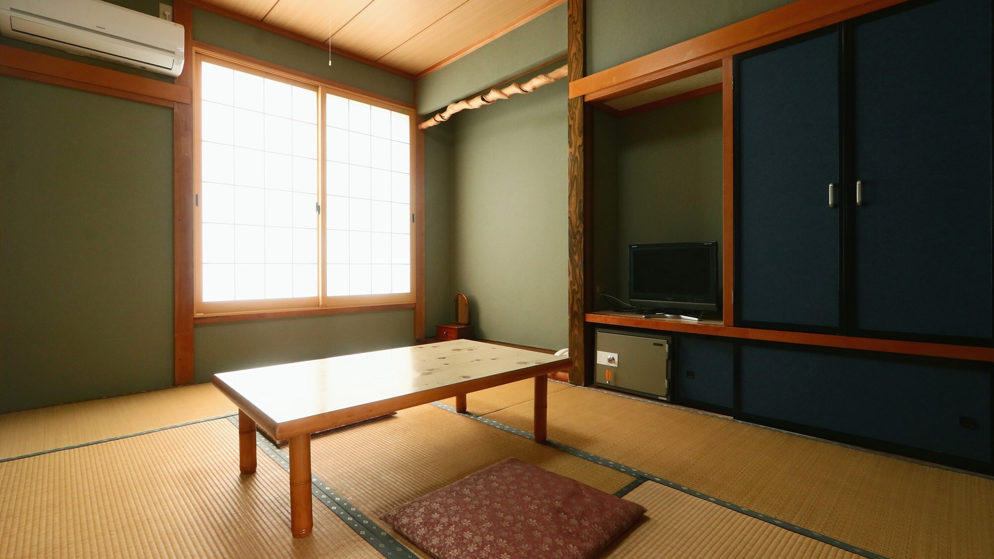 6 tatami Japanese-style room: Relax in a calm space.