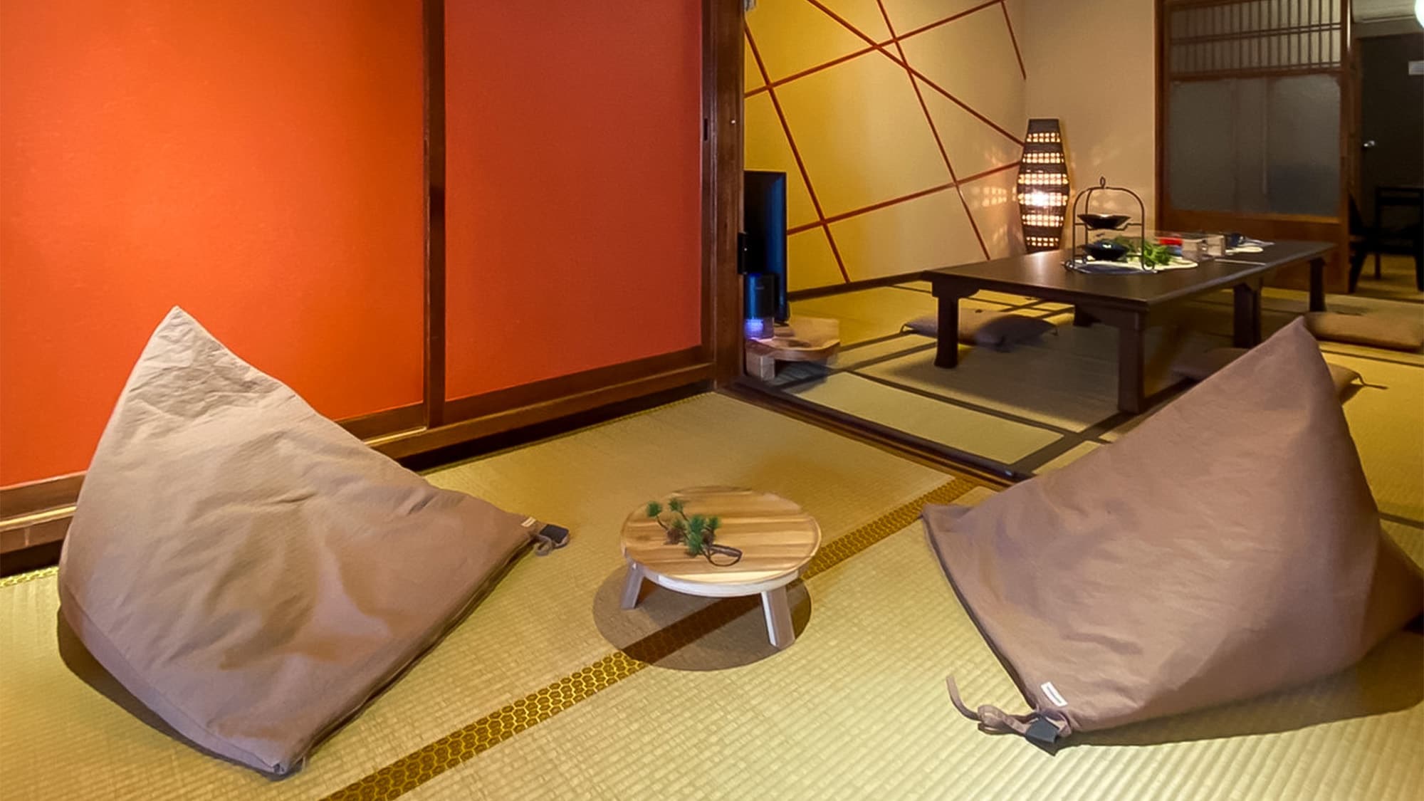 ・<1F Japanese-style room> A 2-tatami Japanese-style room where you can relax and enjoy tea