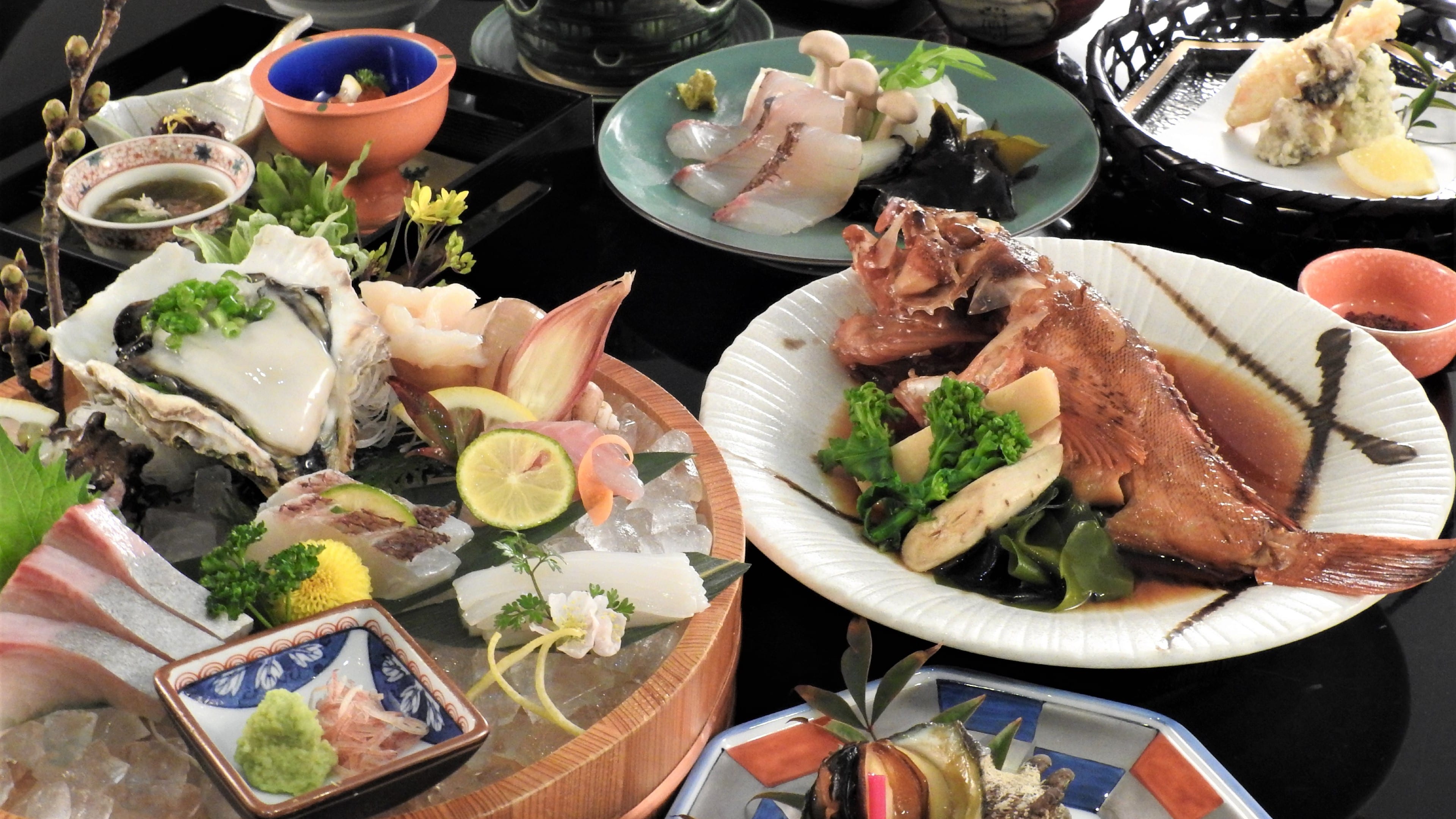 当館名物！人気料理の「しまどれ桶盛り海鮮会席」
