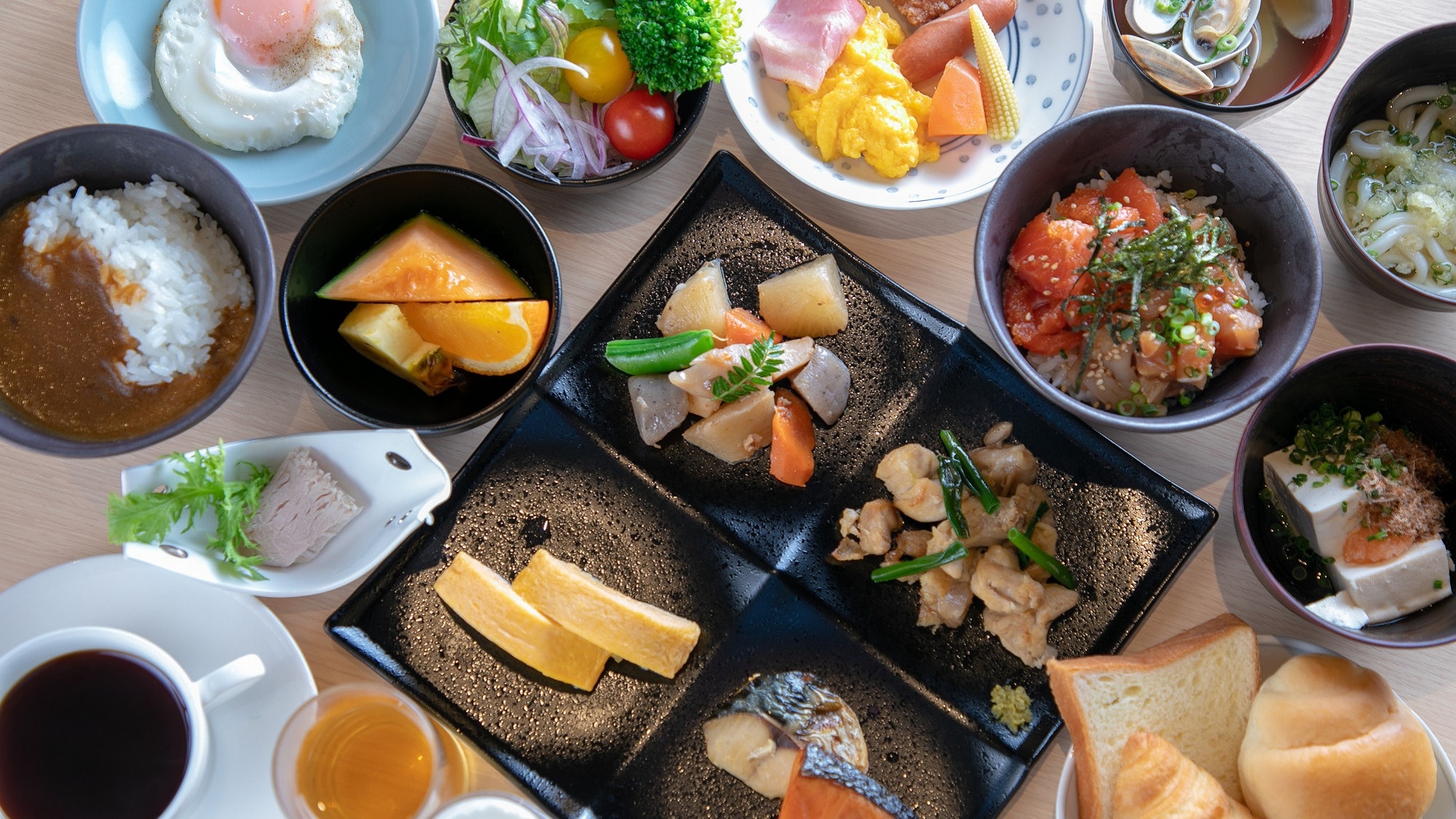 [Bữa sáng: Buffet kiểu Nhật và kiểu Âu]