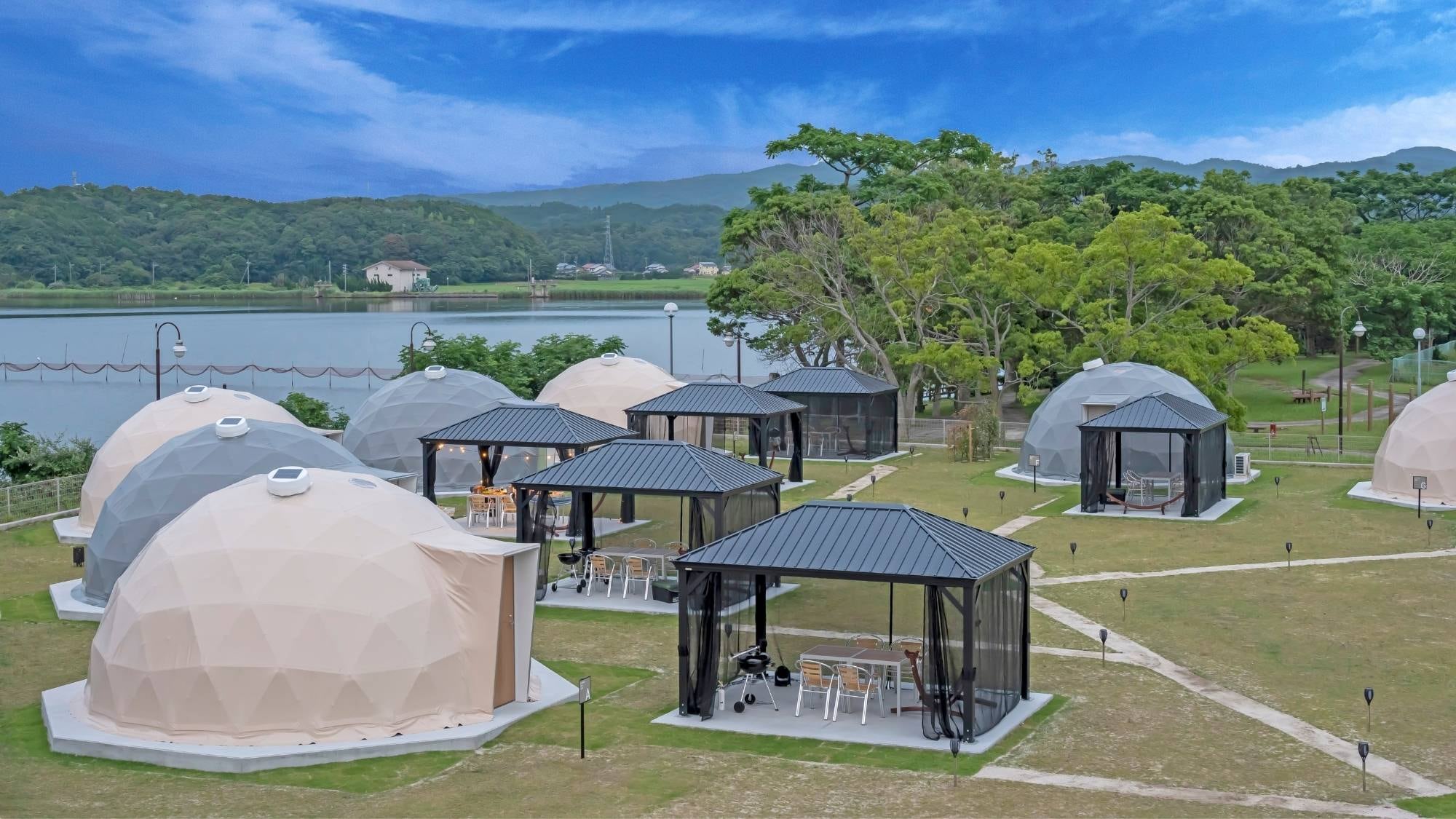在金西湖畔美丽的地方享受轻松的豪华露营住宿。