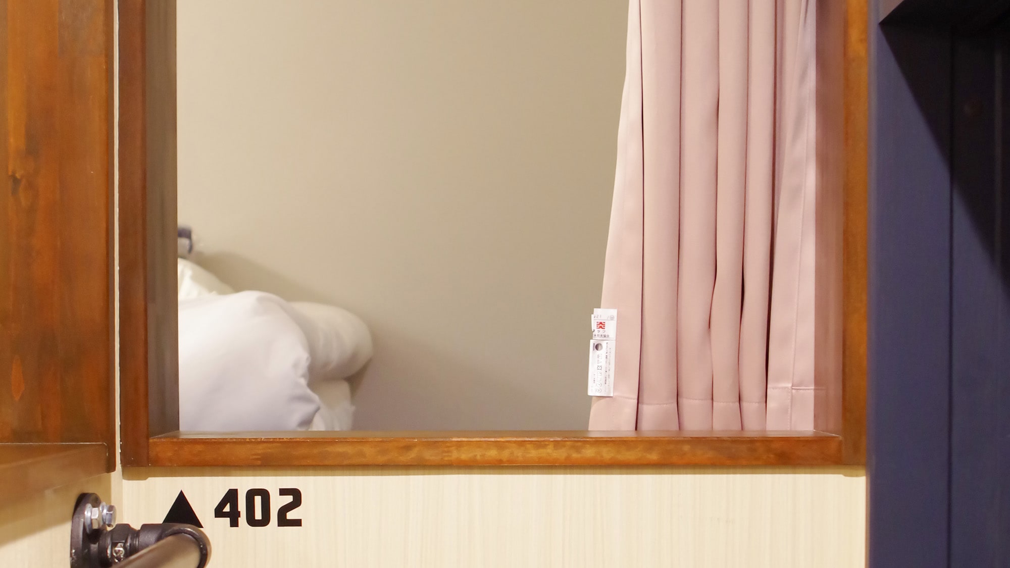 ・[หอพัก] มาพร้อมราวแขวนเสื้อผ้าเพื่อให้คุณสามารถแขวนเสื้อผ้าไว้ภายในห้องได้