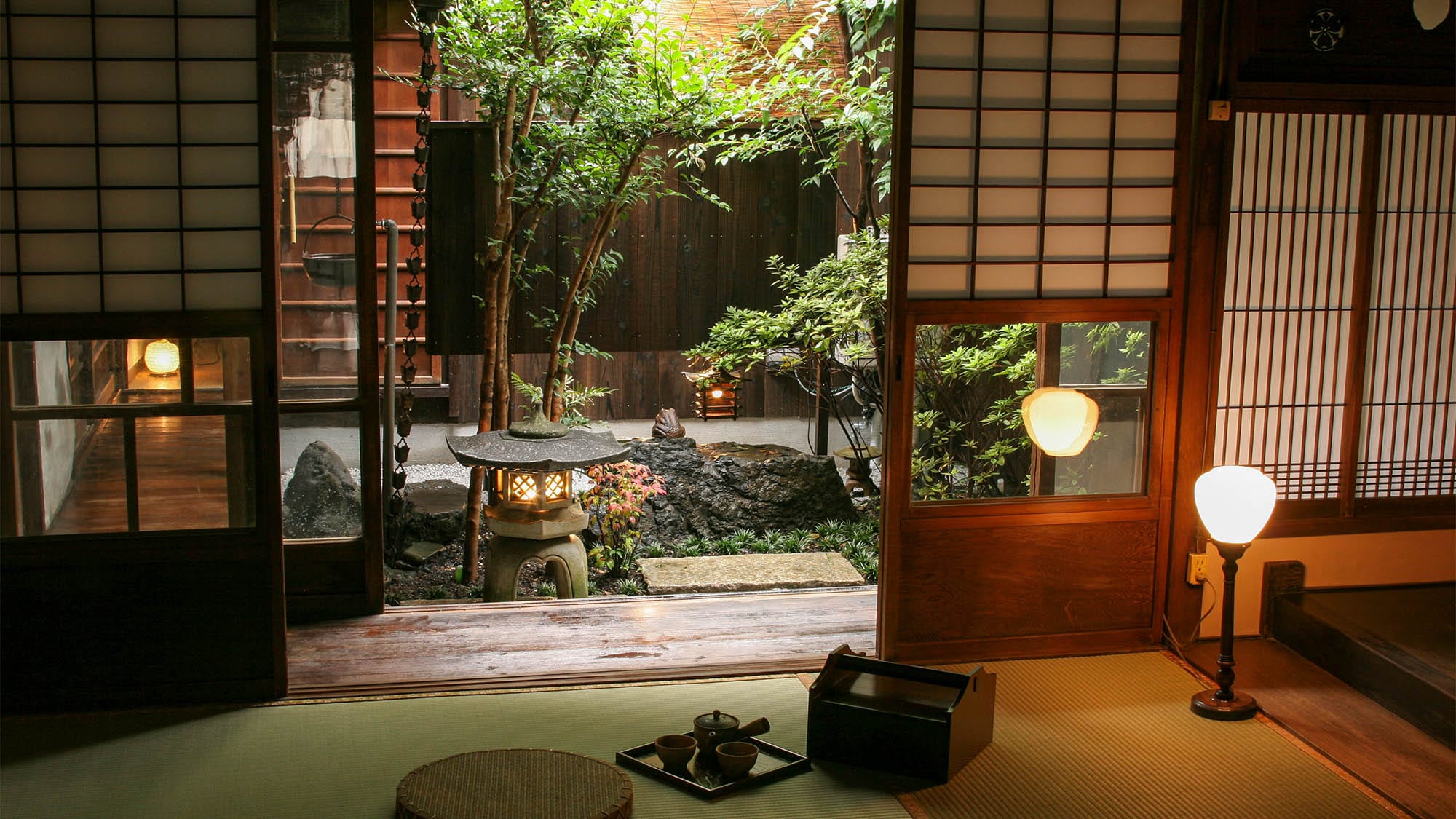 ・Saat matahari terbenam, pencahayaan tidak langsung menciptakan suasana tenang.