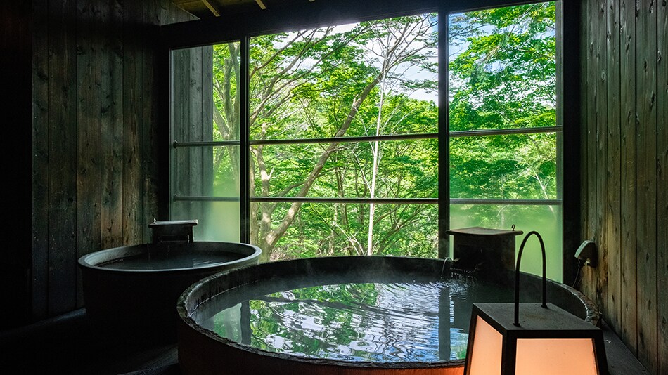 "Private open-air forest bath" - Enjoy a bath while feeling the changing of the seasons.