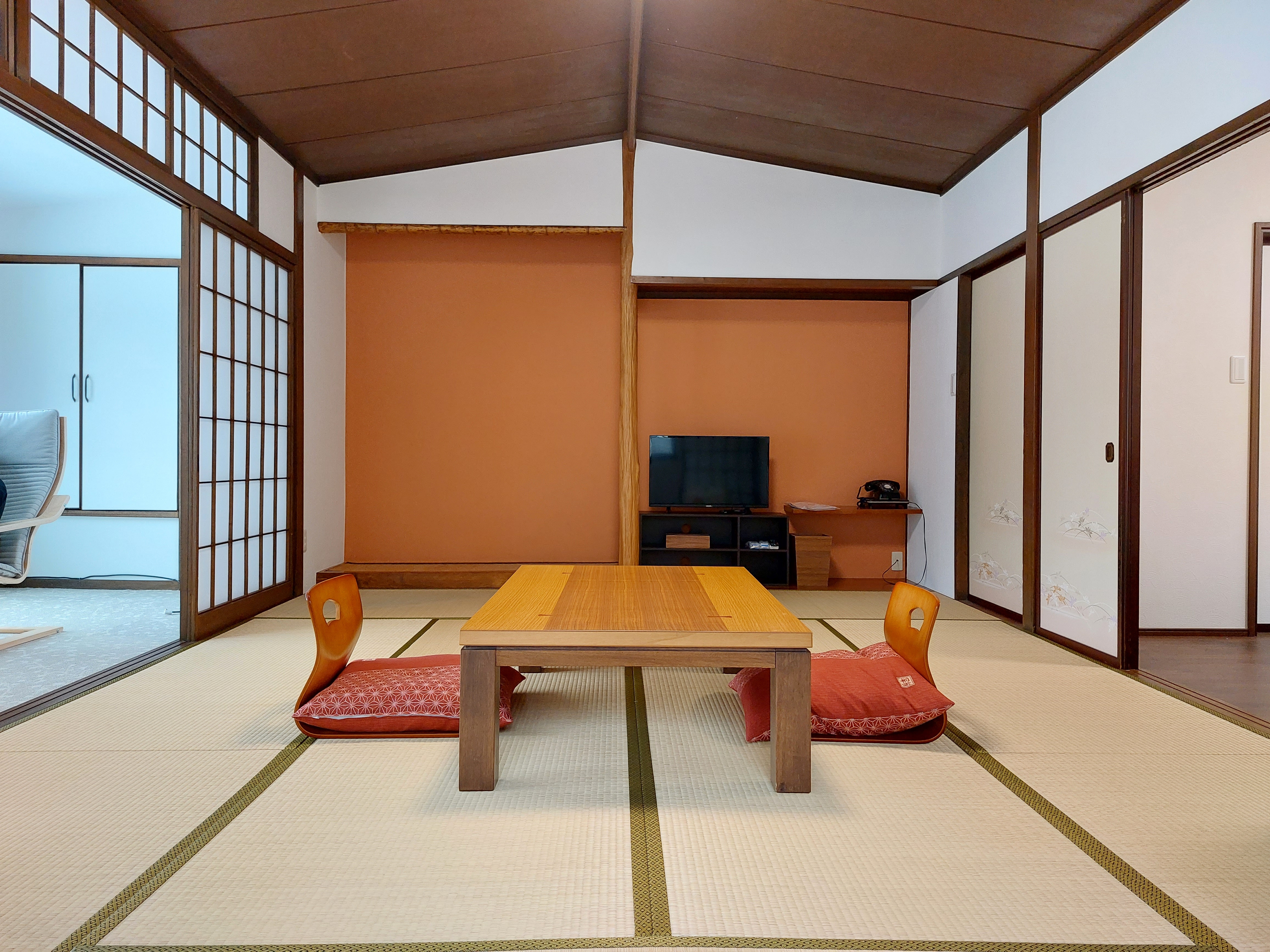 Suehiro Japanese-Western style room 16 tatami mats