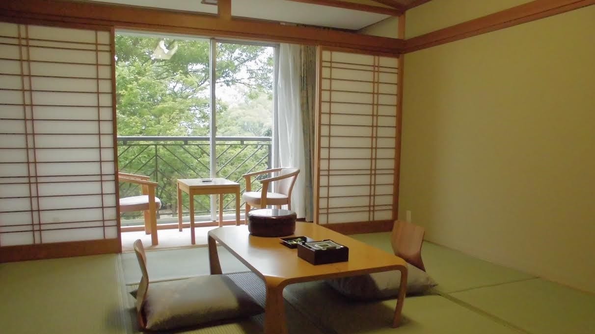 [Asahi Japanese-style room] 1st floor, lawn plaza side / 8 tatami mats ■ Capacity: 4 people