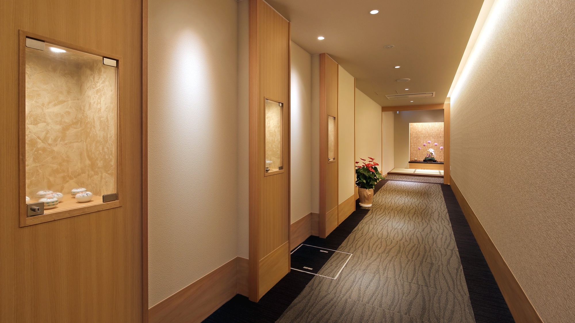 [B1F Large Public Bath] A relaxing space opens up behind the noren curtain