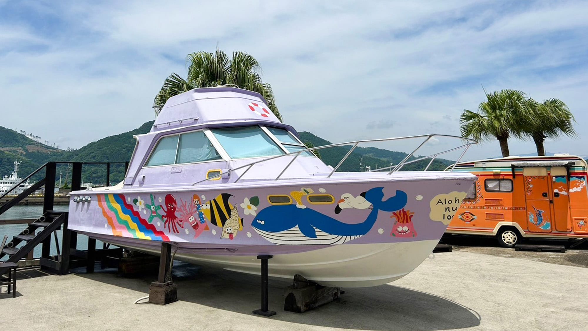 ・[莫阿娜巡洋艦] 推薦給情侶。這是一艘可愛的小船，被改造成客房。