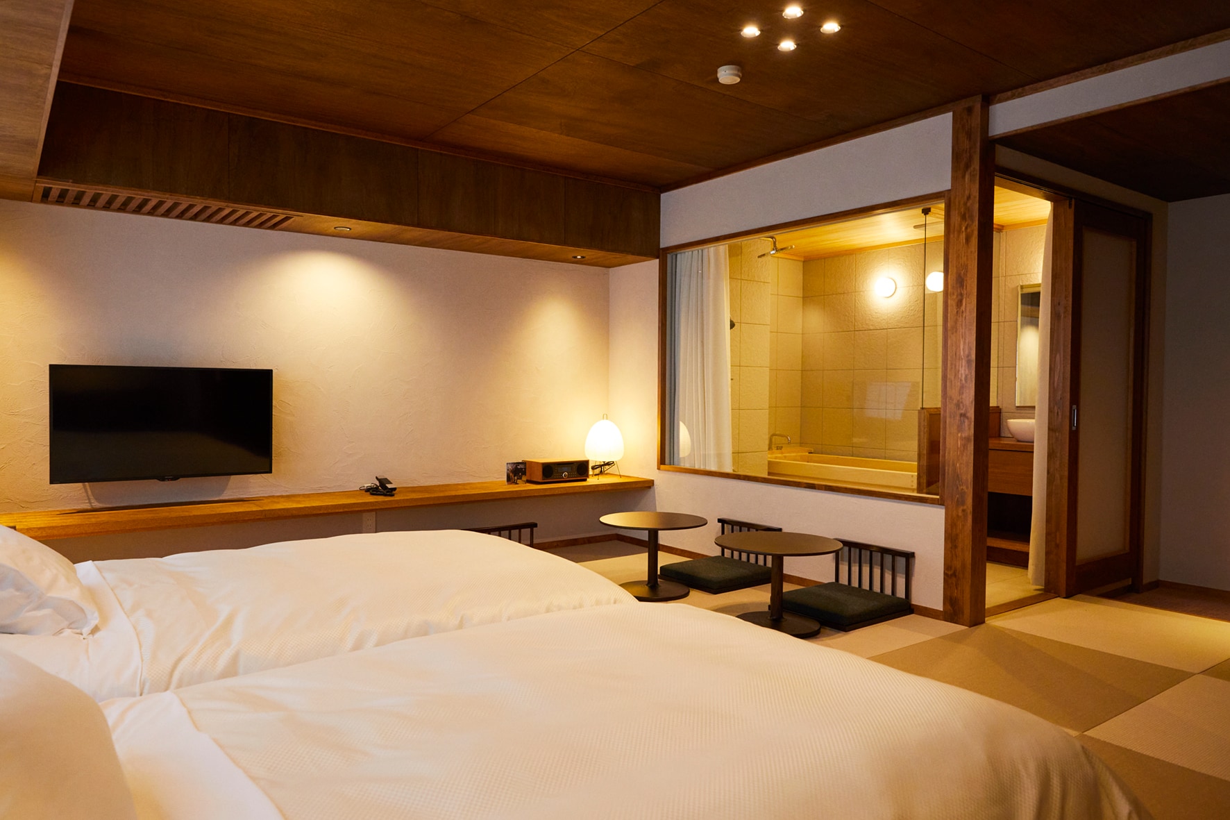 [Japanese-Western room with indoor hot spring bath - Camphor -]