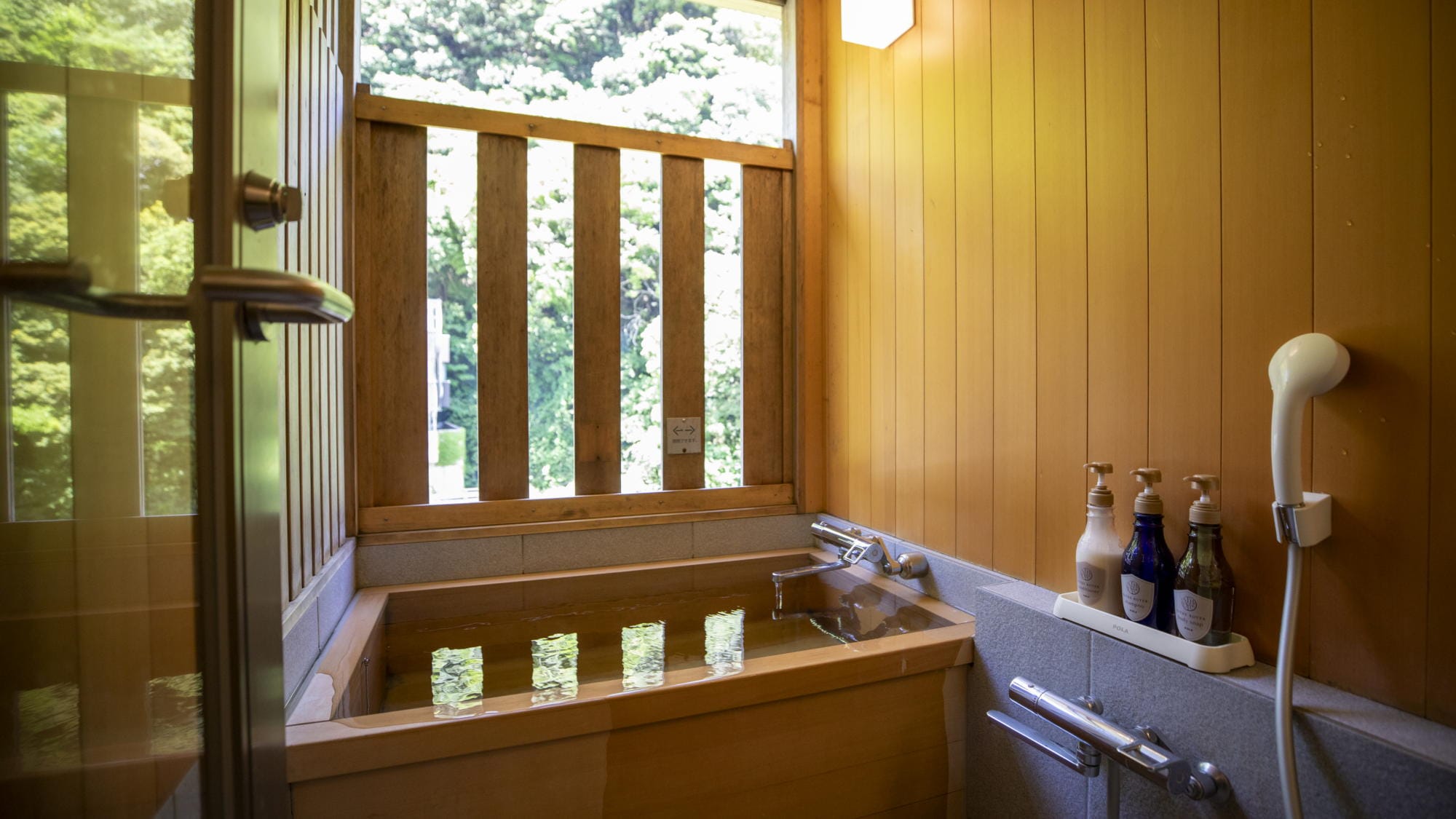 Guest room semi-open-air bath