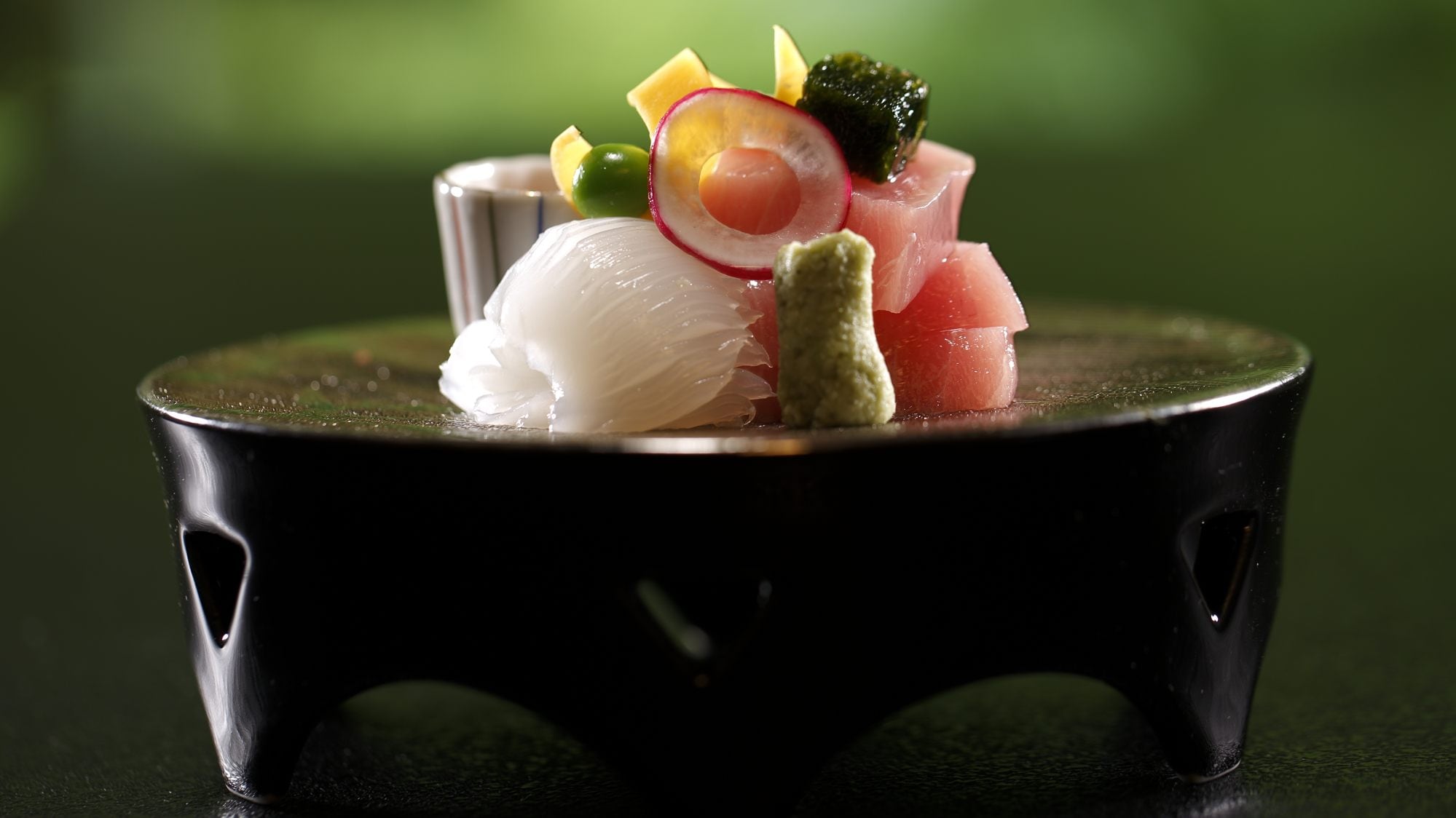Thực đơn kaiseki sáng tạo thay đổi hàng tháng, với các nguyên liệu theo mùa được lựa chọn kỹ lưỡng và từng món ăn được chế biến tỉ mỉ.