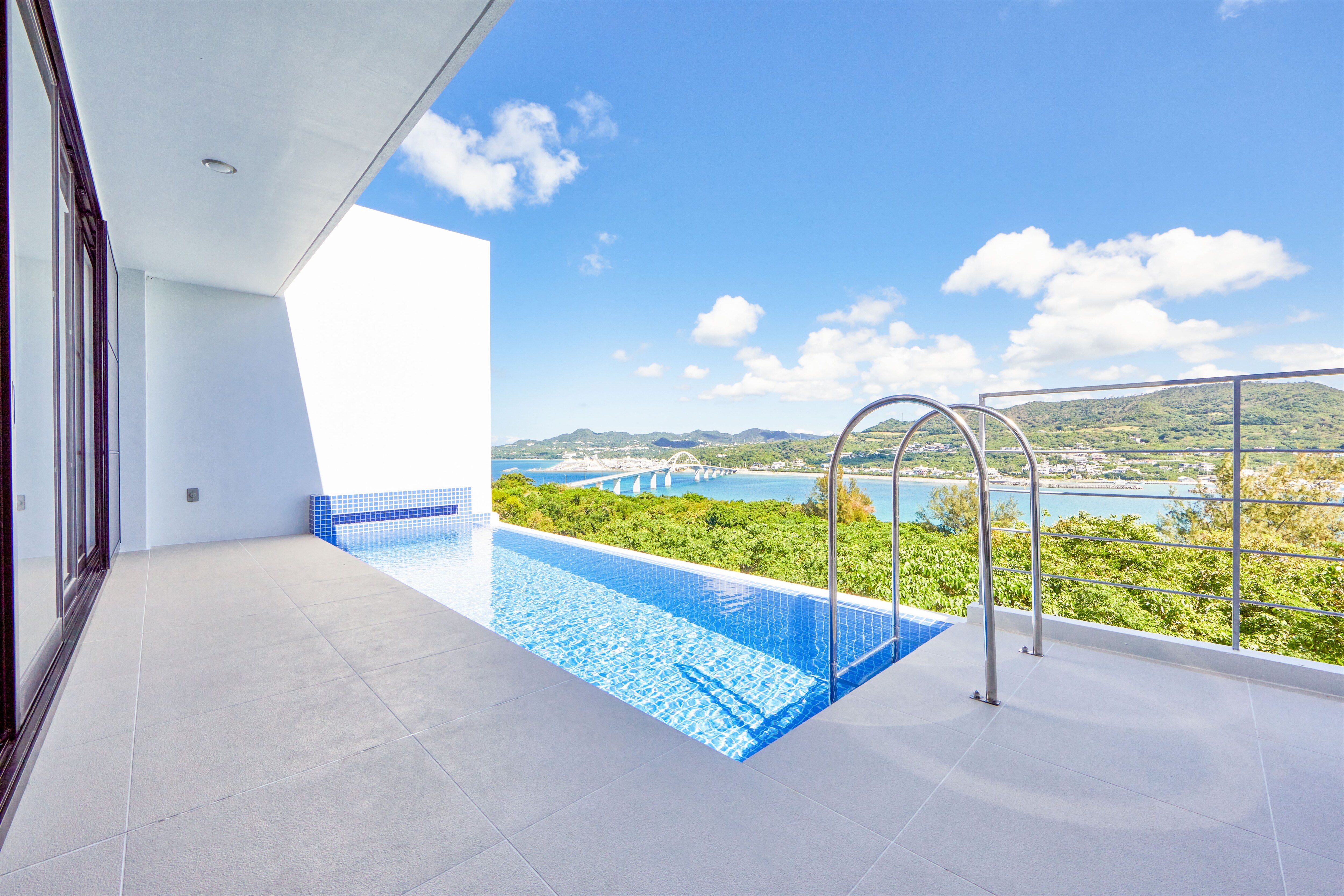 Terrace, infinity pool (Currently, a separate building is being constructed between the terrace and the sea.)