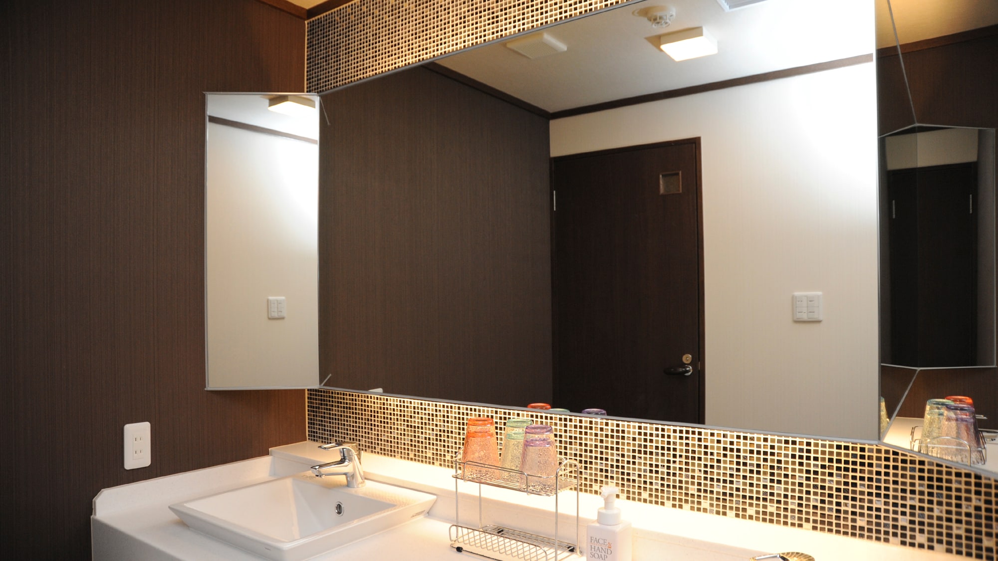 Phòng kết hợp phong cách Nhật Bản và phương Tây với bồn tắm bán ngoài trời (suối nước nóng) [Ví dụ về phòng khách]