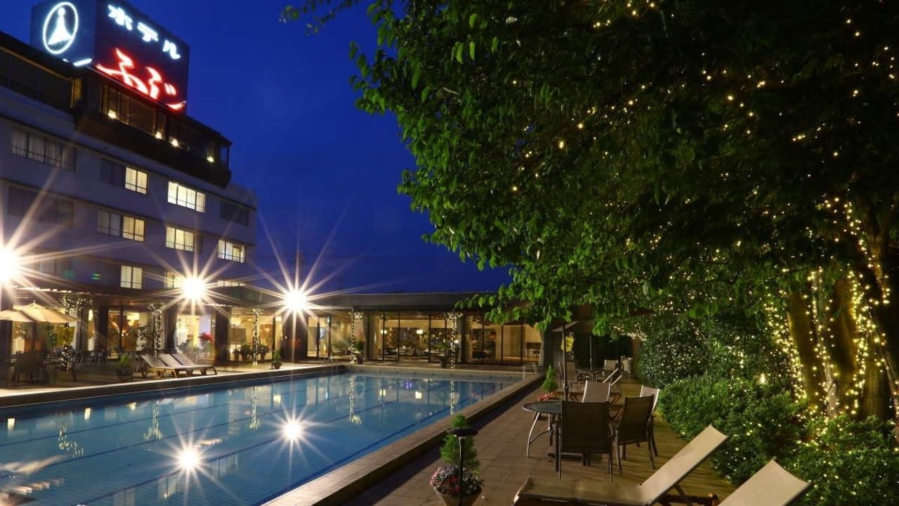 您还可以享受由开放空间打造的幸福度假胜地“富士酒店”游泳池。