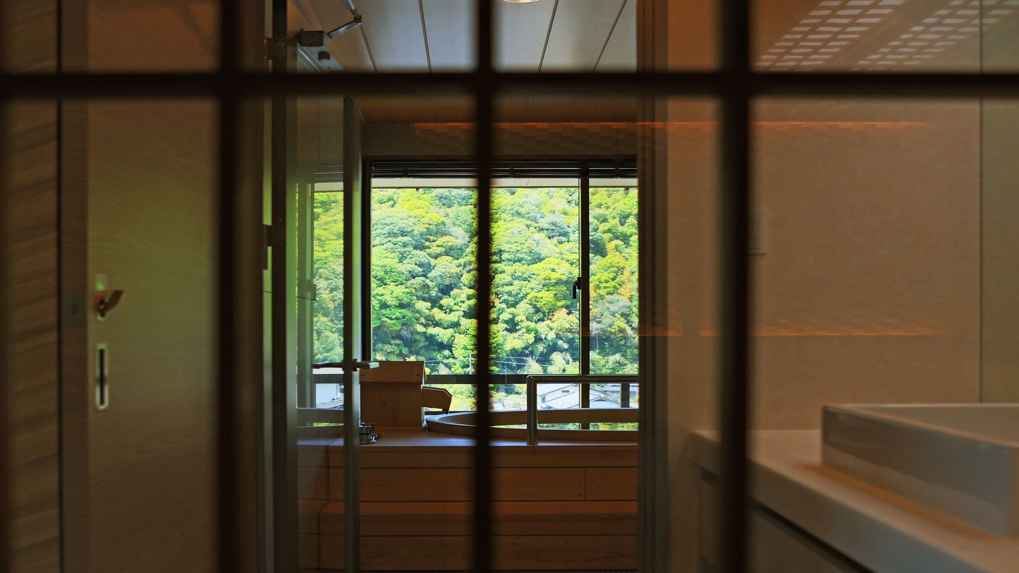 【高级客房】可欣赏顶楼半露天温泉的美景。