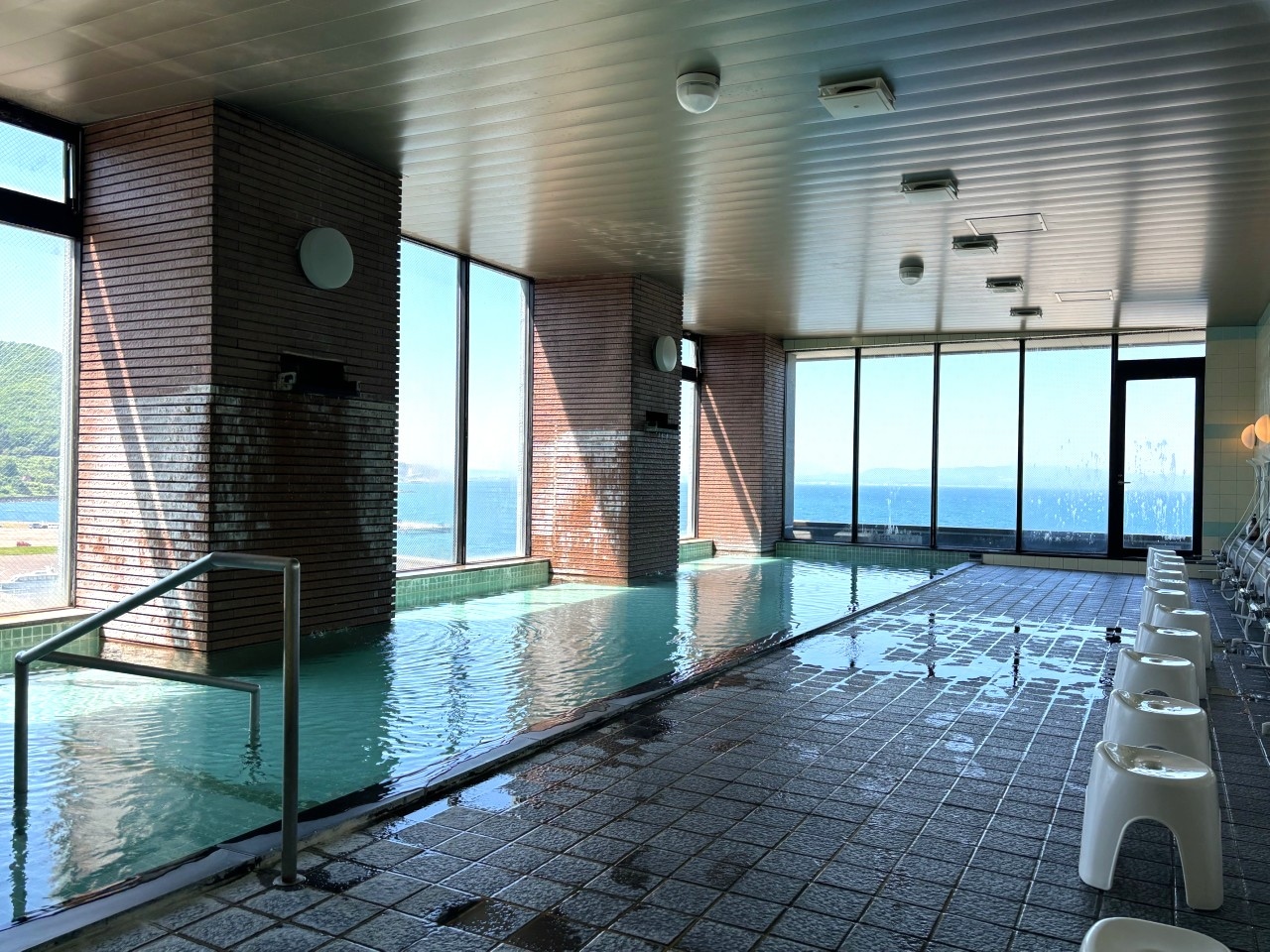 Men's large bath with handrails