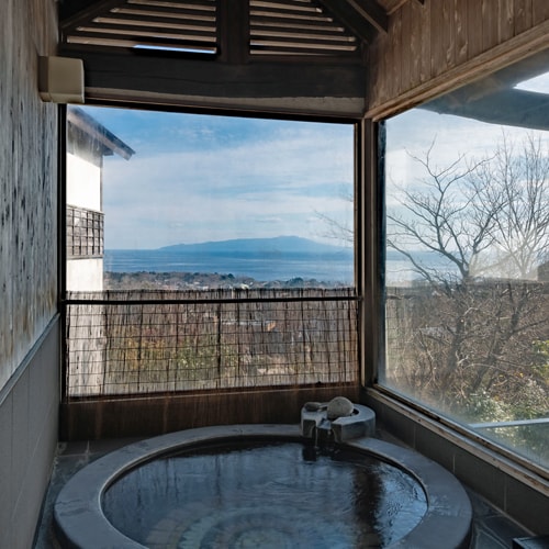 [Villa: Yu-yu-] Pada hari yang cerah, Anda dapat menikmati pemandian air panas sambil mengagumi pemandangan yang indah.