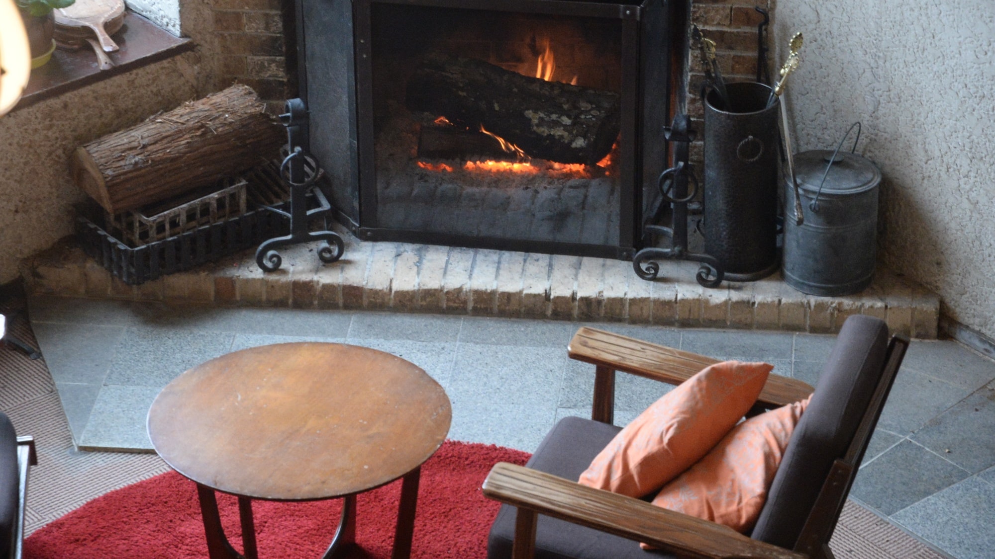 Please relax on the sofa in our relaxing lounge with a lit fireplace.