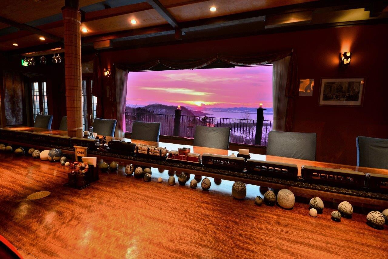 從 Dining Bar Aya 欣賞網走湖的日落。