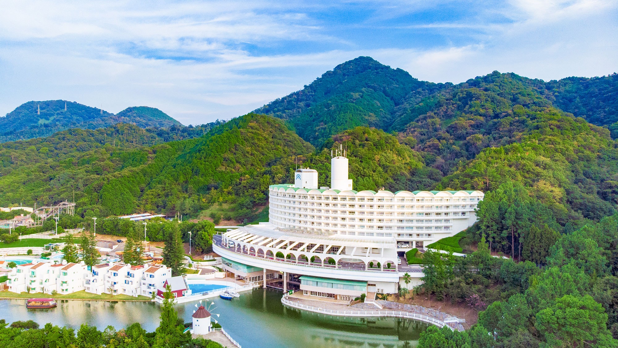 Sebuah hotel resor yang dikelilingi oleh hutan dan danau, ukuran baru