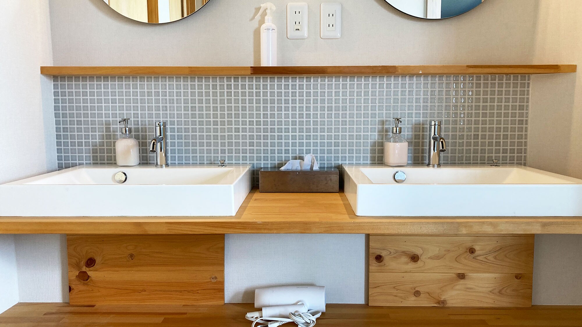 [Shared shower room] Hair dryers can be used until 24:00.