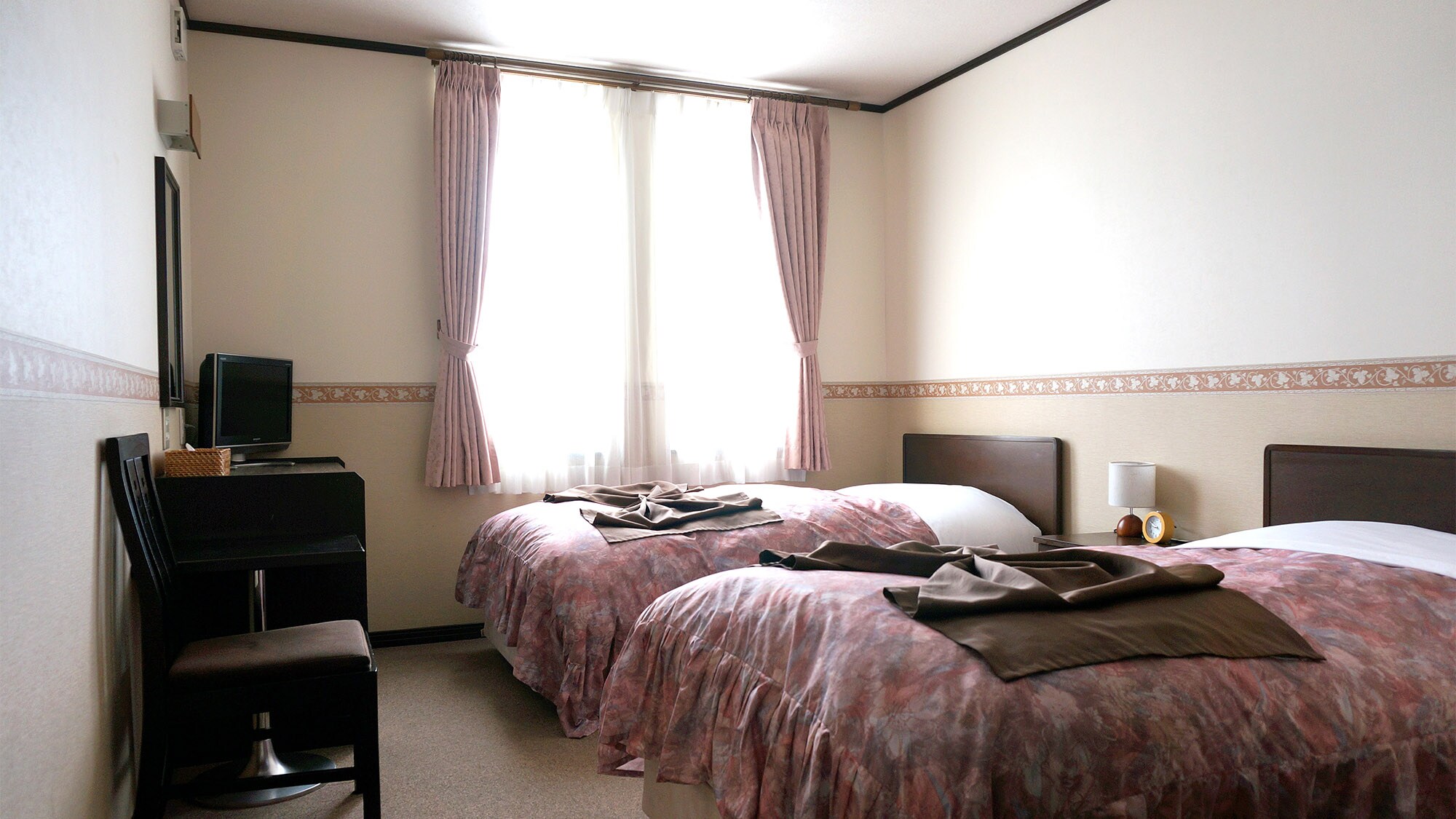 ・ [Twin room example] You can see the magnificent mountains and countryside from the window.