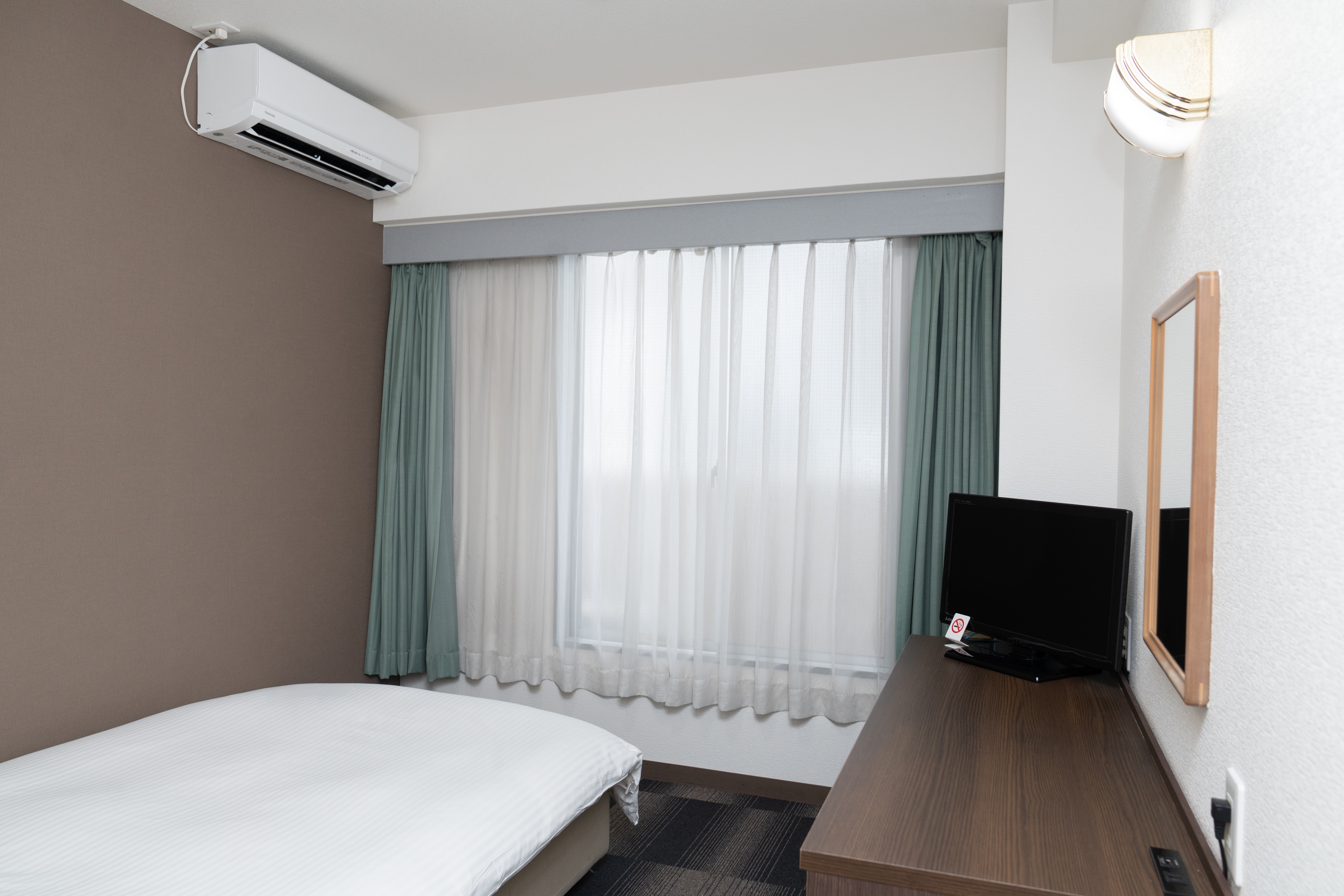 [Semi-double room] A semi-double room with a 120 cm bed.